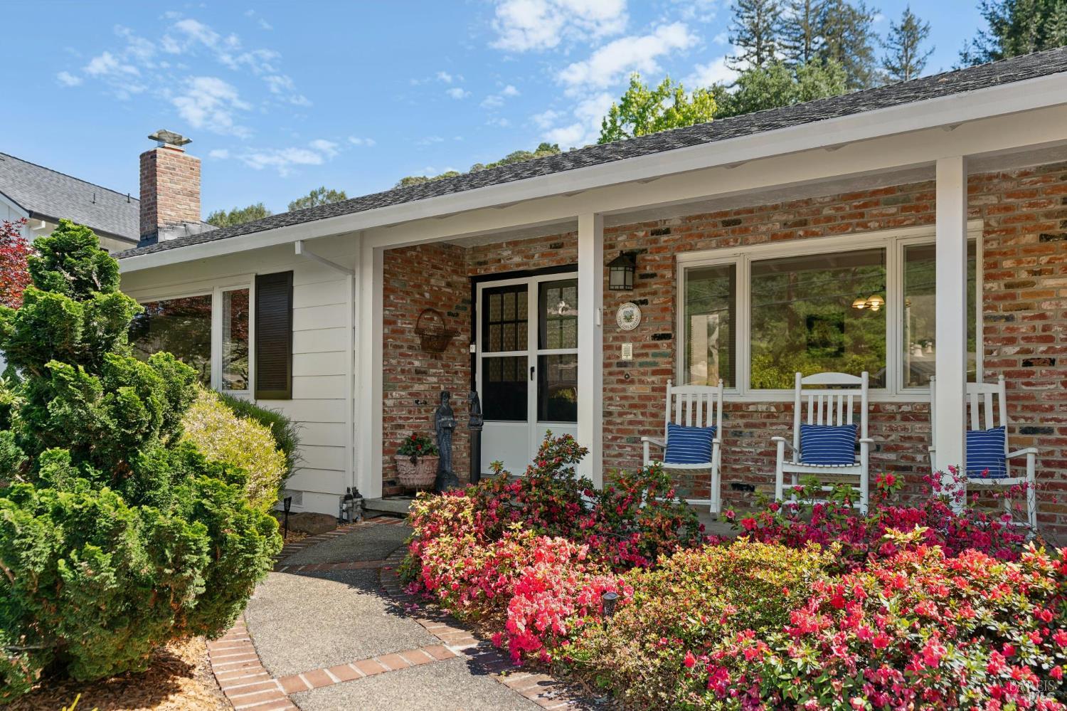 Detail Gallery Image 4 of 48 For 497 Fairway Dr, Novato,  CA 94949 - 4 Beds | 2 Baths