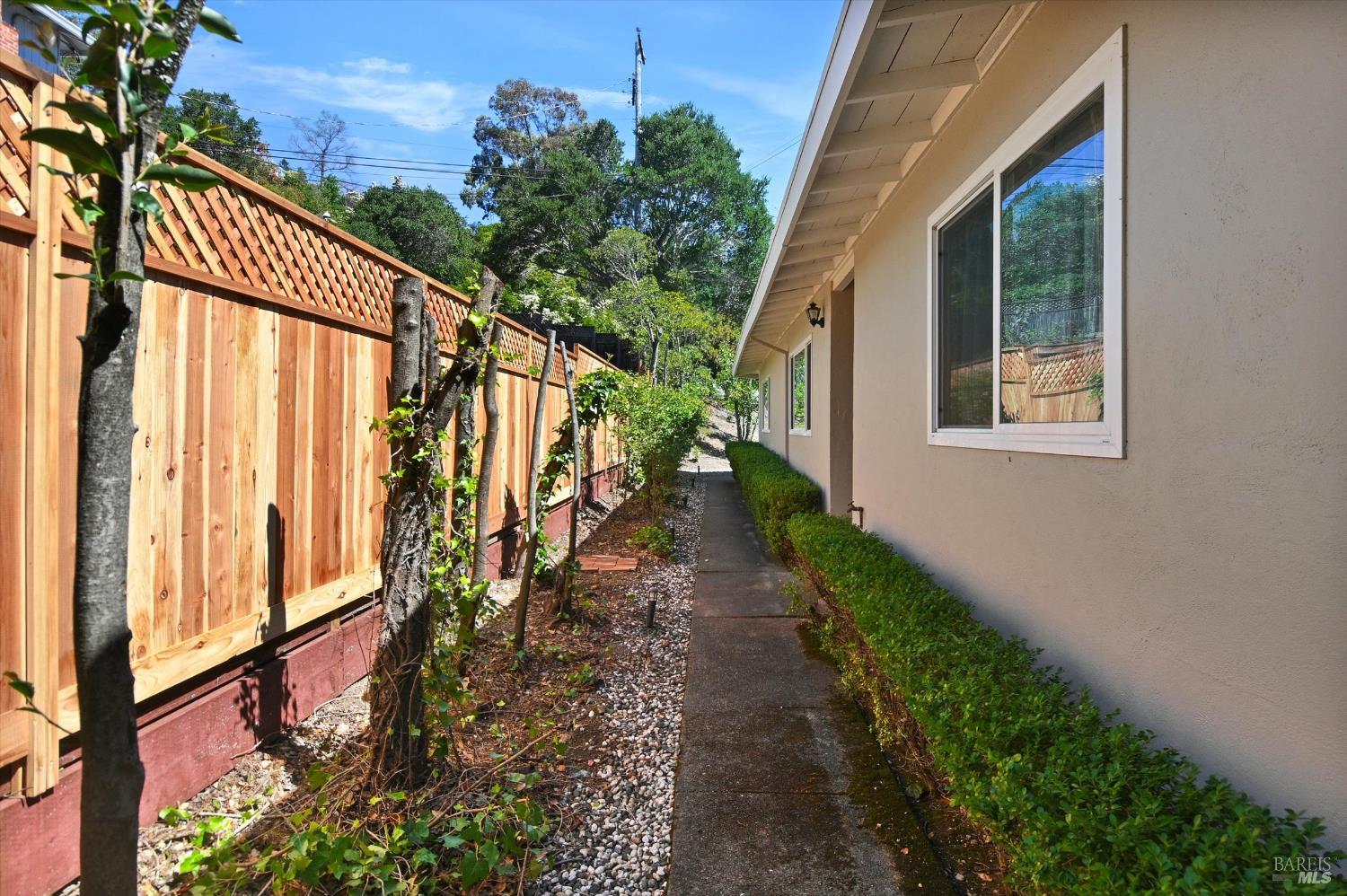 Detail Gallery Image 3 of 13 For 11 Chestnut Ave, San Rafael,  CA 94901 - – Beds | – Baths