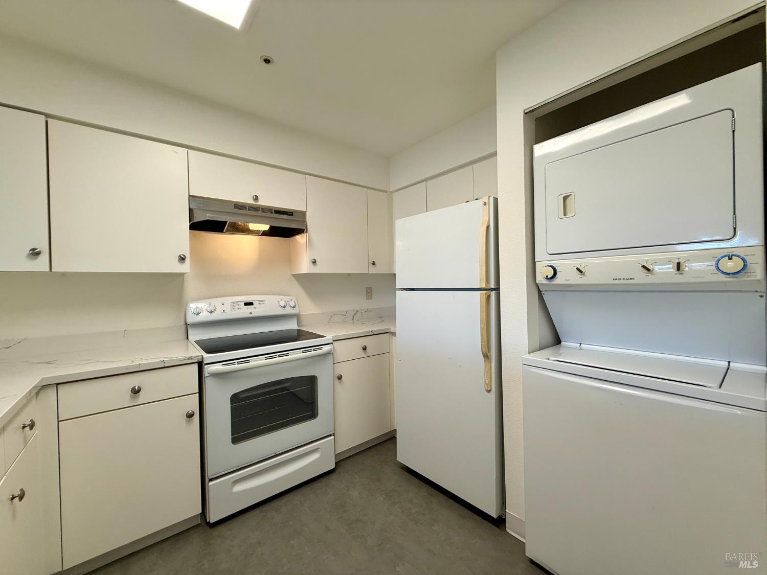 Detail Gallery Image 9 of 12 For 77 Parkview Cir, Corte Madera,  CA 94925 - 2 Beds | 1 Baths