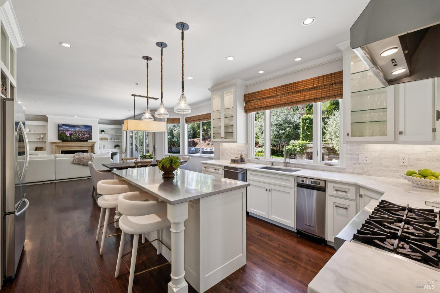 Detail Gallery Image 10 of 88 For 43 Oak Valley Dr, Novato,  CA 94947 - 5 Beds | 3 Baths