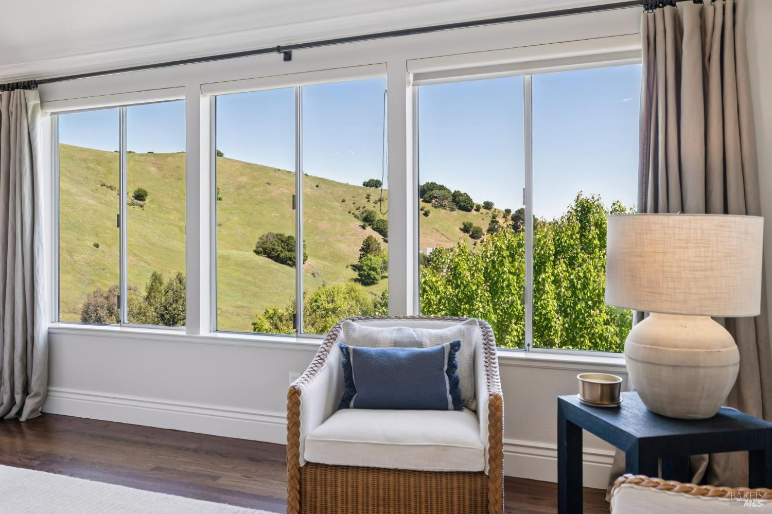 Detail Gallery Image 16 of 88 For 43 Oak Valley Dr, Novato,  CA 94947 - 5 Beds | 3 Baths