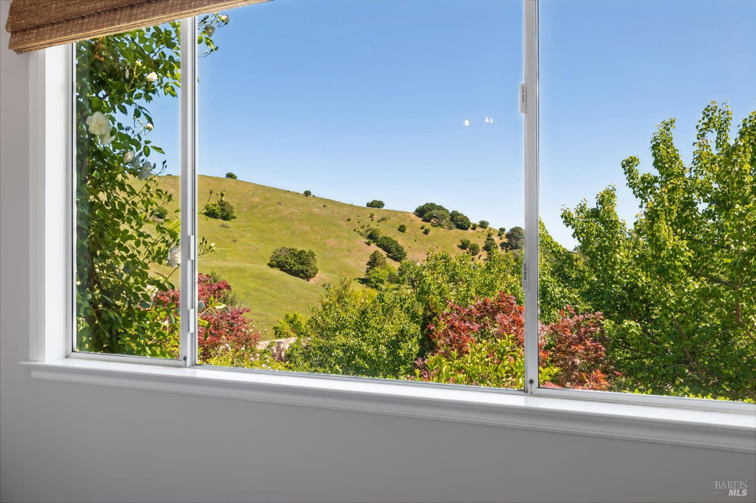 Detail Gallery Image 24 of 88 For 43 Oak Valley Dr, Novato,  CA 94947 - 5 Beds | 3 Baths
