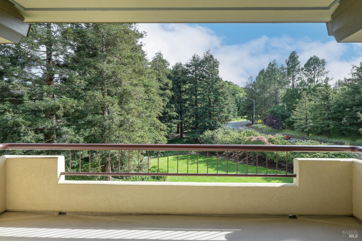 Detail Gallery Image 2 of 22 For 100 Deer Valley Rd 3g,  San Rafael,  CA 94903 - 2 Beds | 2 Baths