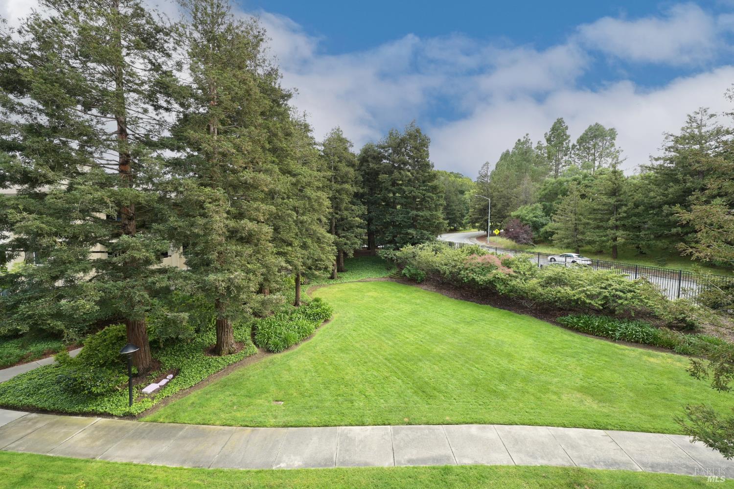 Detail Gallery Image 8 of 22 For 100 Deer Valley Rd 3g,  San Rafael,  CA 94903 - 2 Beds | 2 Baths