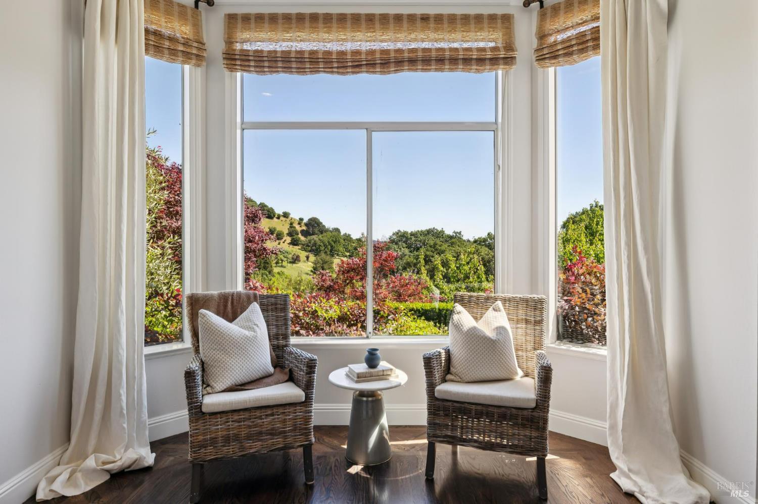 Detail Gallery Image 7 of 88 For 43 Oak Valley Dr, Novato,  CA 94947 - 5 Beds | 3 Baths