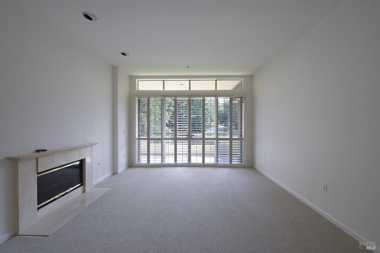 Detail Gallery Image 4 of 22 For 100 Deer Valley Rd 3g,  San Rafael,  CA 94903 - 2 Beds | 2 Baths