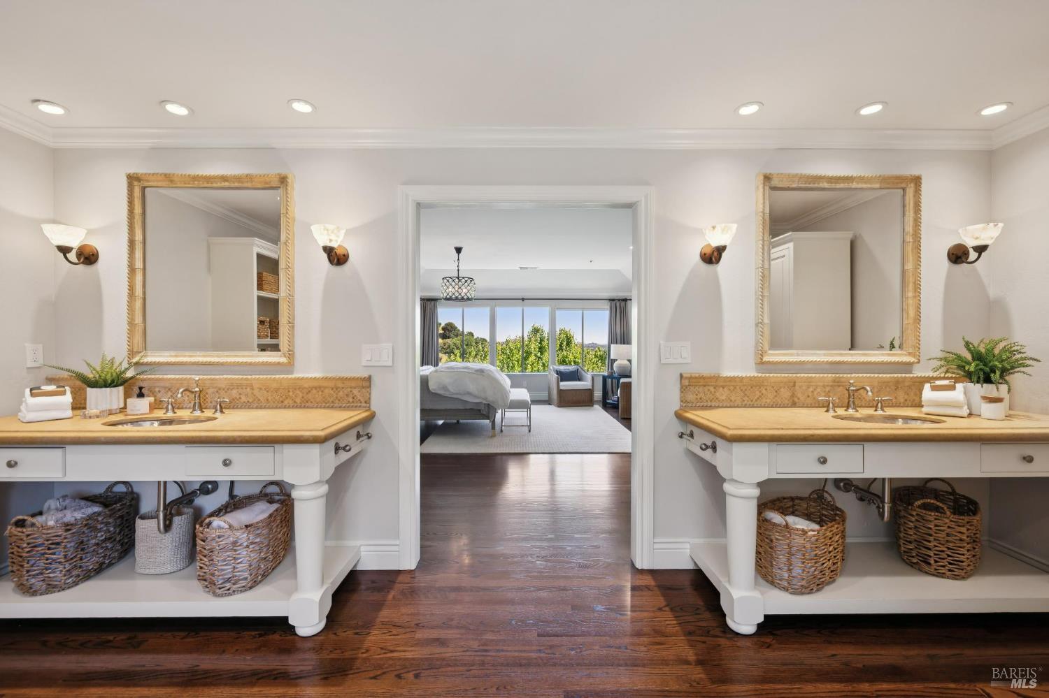 Detail Gallery Image 18 of 88 For 43 Oak Valley Dr, Novato,  CA 94947 - 5 Beds | 3 Baths