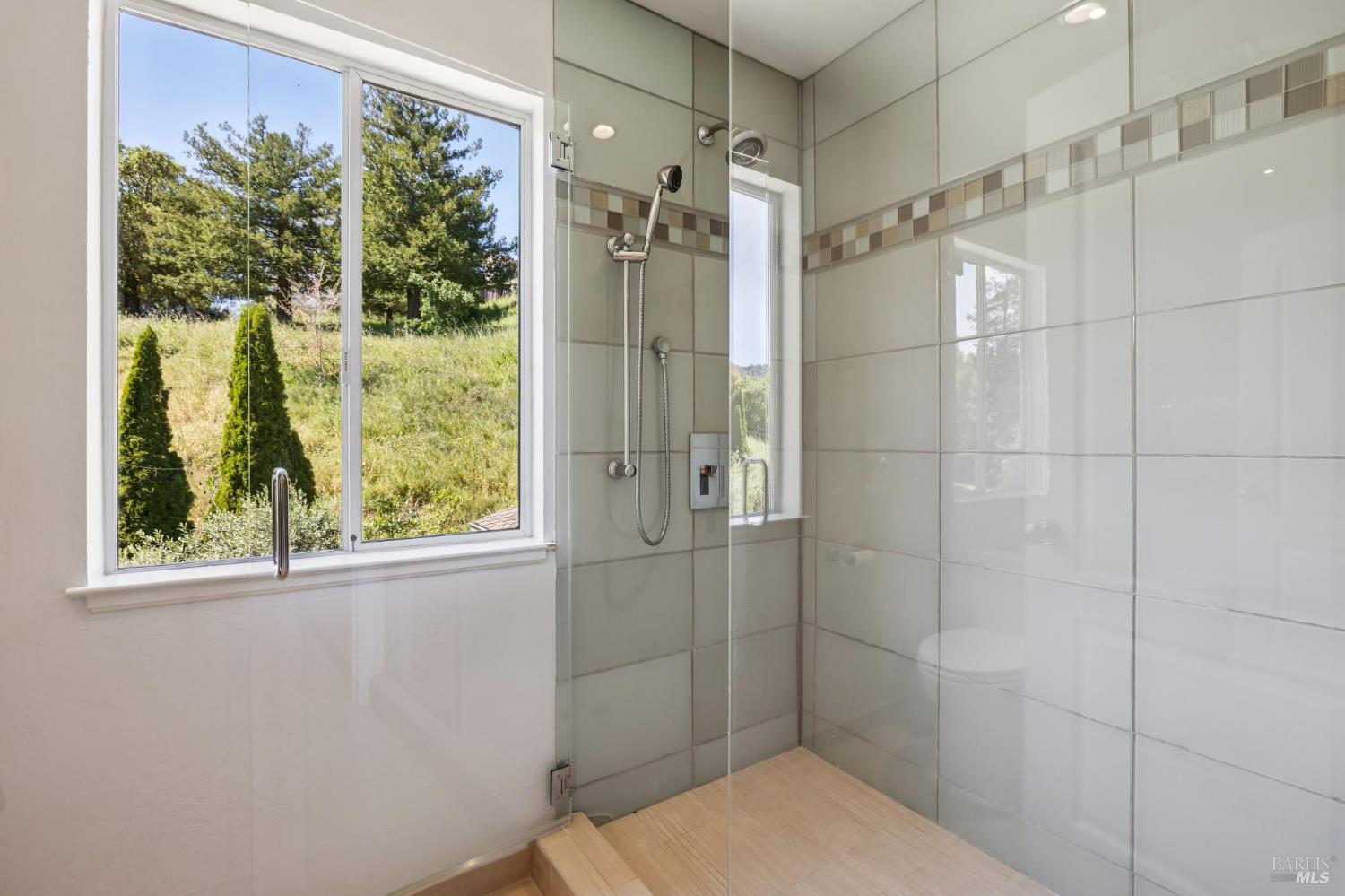 Detail Gallery Image 60 of 88 For 43 Oak Valley Dr, Novato,  CA 94947 - 5 Beds | 3 Baths