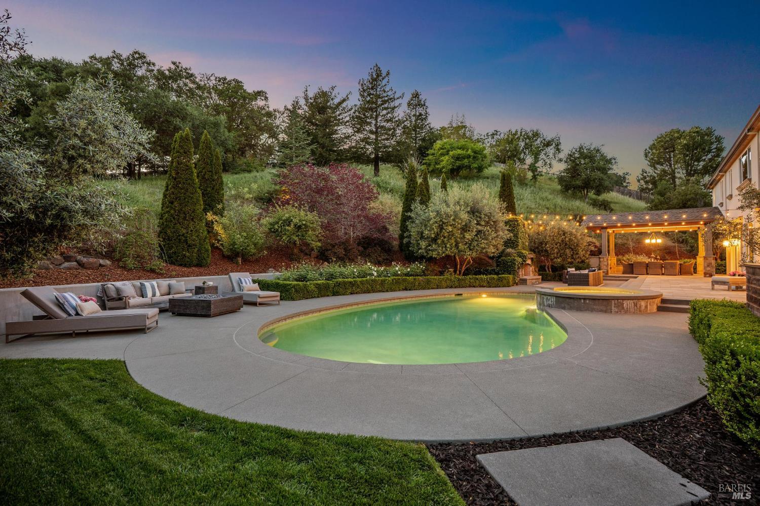 Detail Gallery Image 29 of 88 For 43 Oak Valley Dr, Novato,  CA 94947 - 5 Beds | 3 Baths