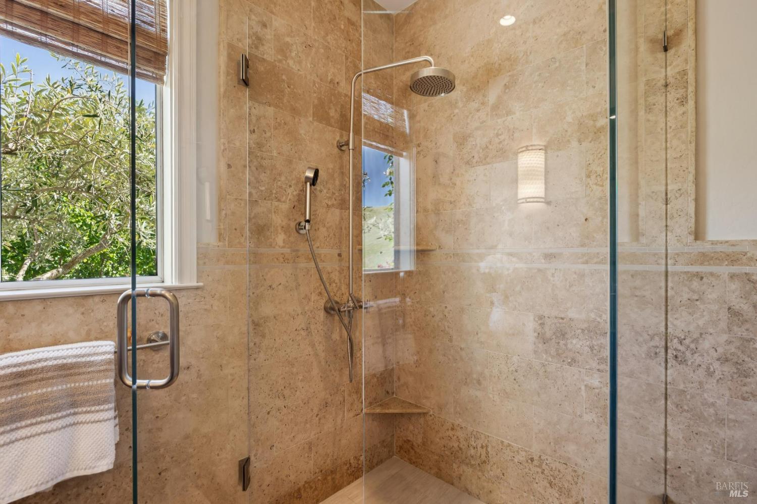 Detail Gallery Image 26 of 88 For 43 Oak Valley Dr, Novato,  CA 94947 - 5 Beds | 3 Baths