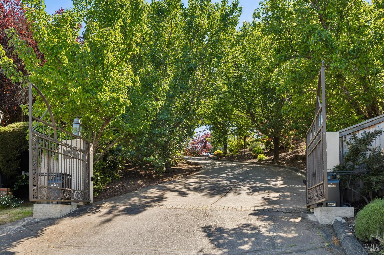 Detail Gallery Image 35 of 88 For 43 Oak Valley Dr, Novato,  CA 94947 - 5 Beds | 3 Baths