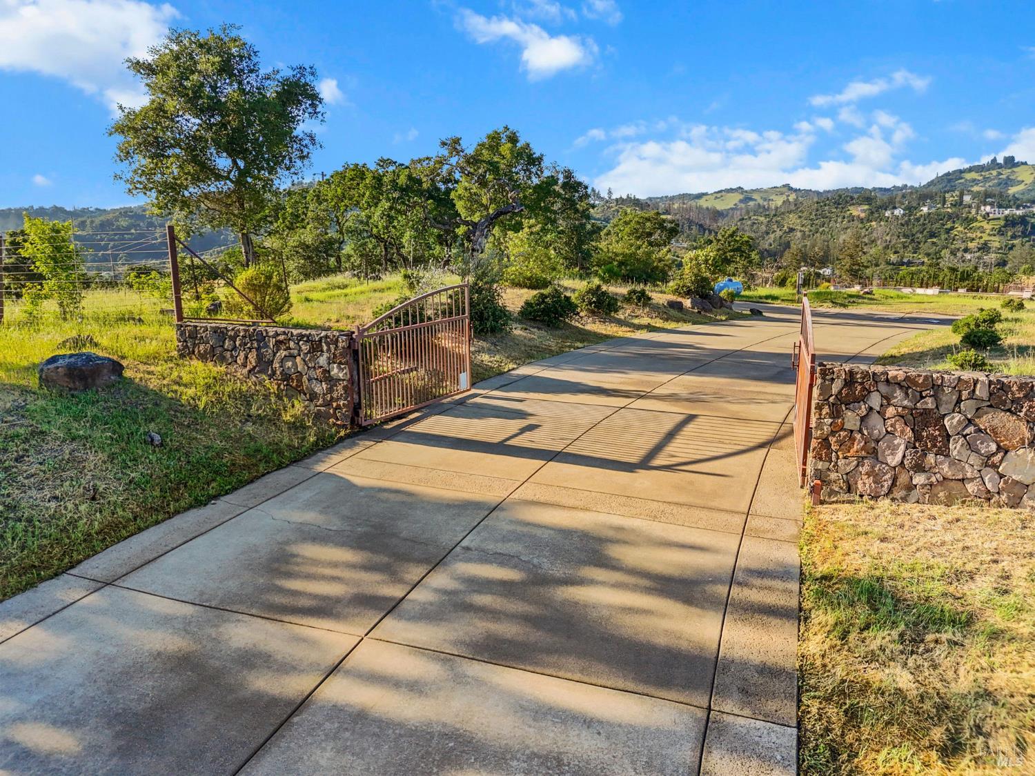 0 3981 Skyfarm Drive photo 3