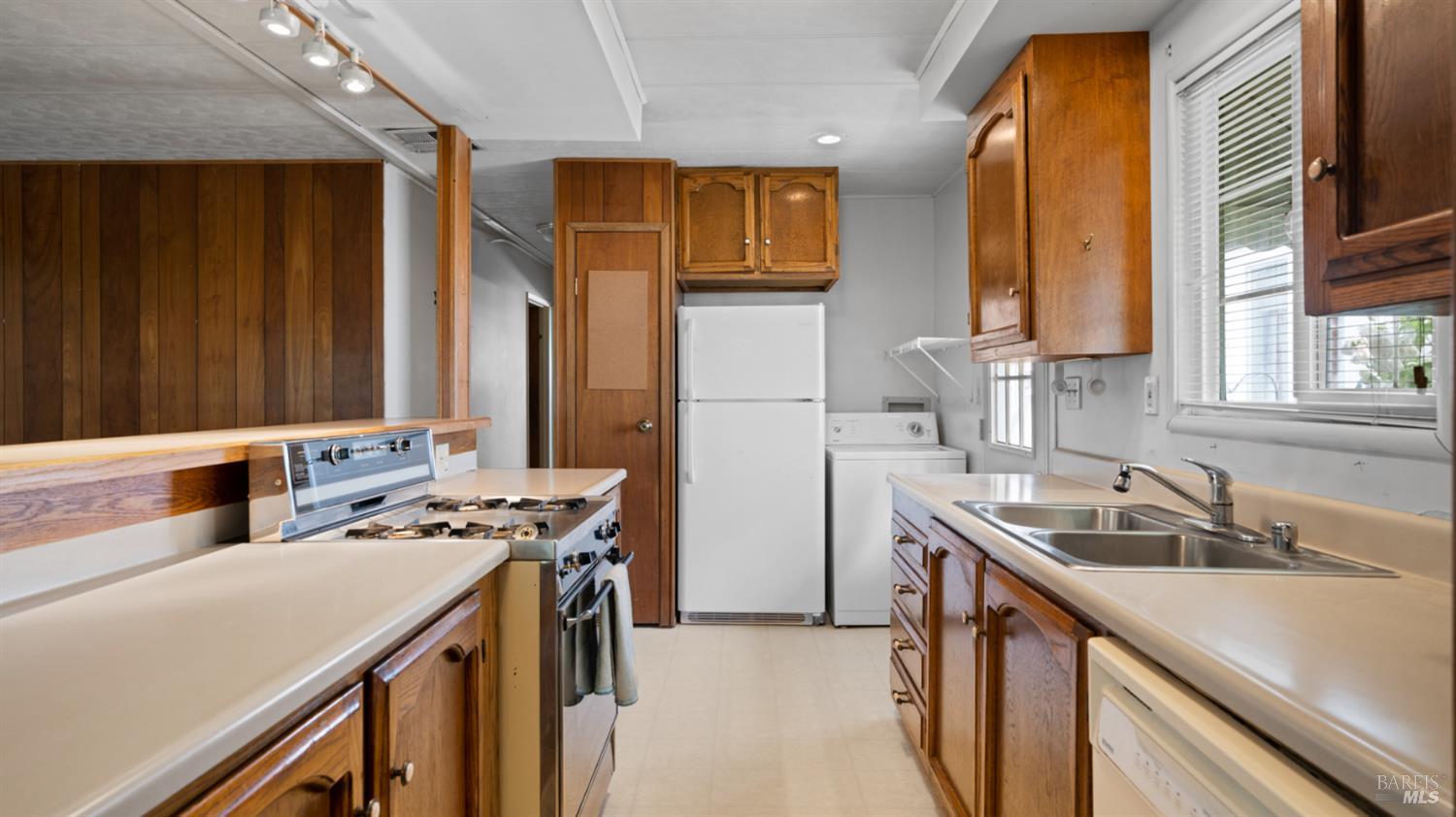 Detail Gallery Image 6 of 23 For 506 Vera Cruz Ave, Novato,  CA 94949 - 2 Beds | 1 Baths