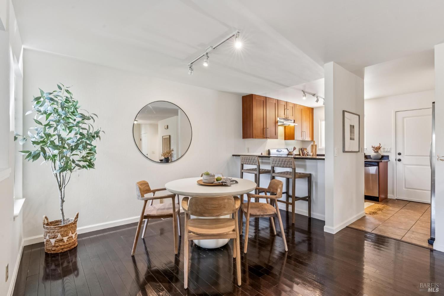 Detail Gallery Image 5 of 33 For 135 Lincoln Dr, Sausalito,  CA 94965 - 3 Beds | 2/1 Baths