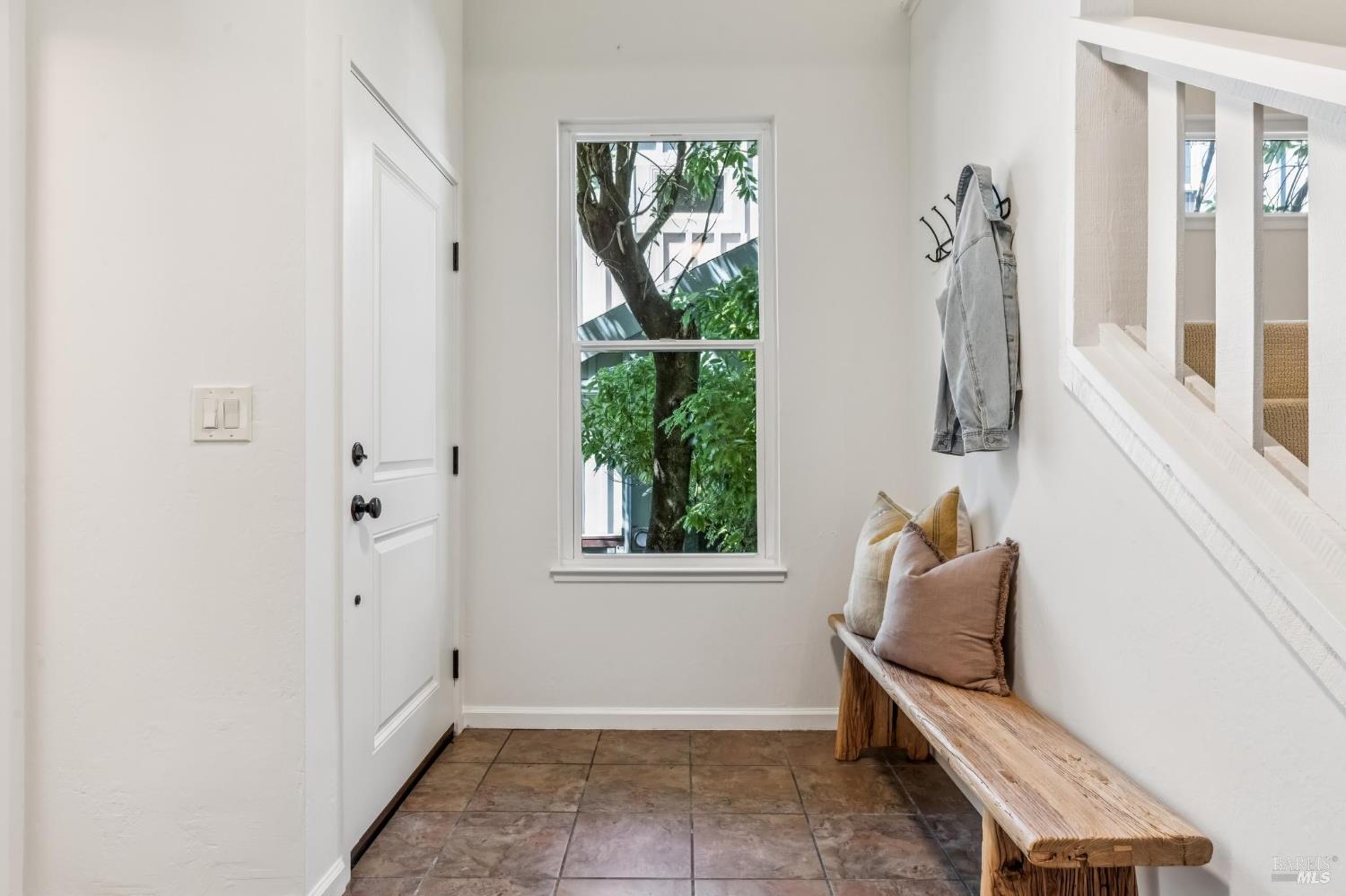 Detail Gallery Image 2 of 33 For 135 Lincoln Dr, Sausalito,  CA 94965 - 3 Beds | 2/1 Baths