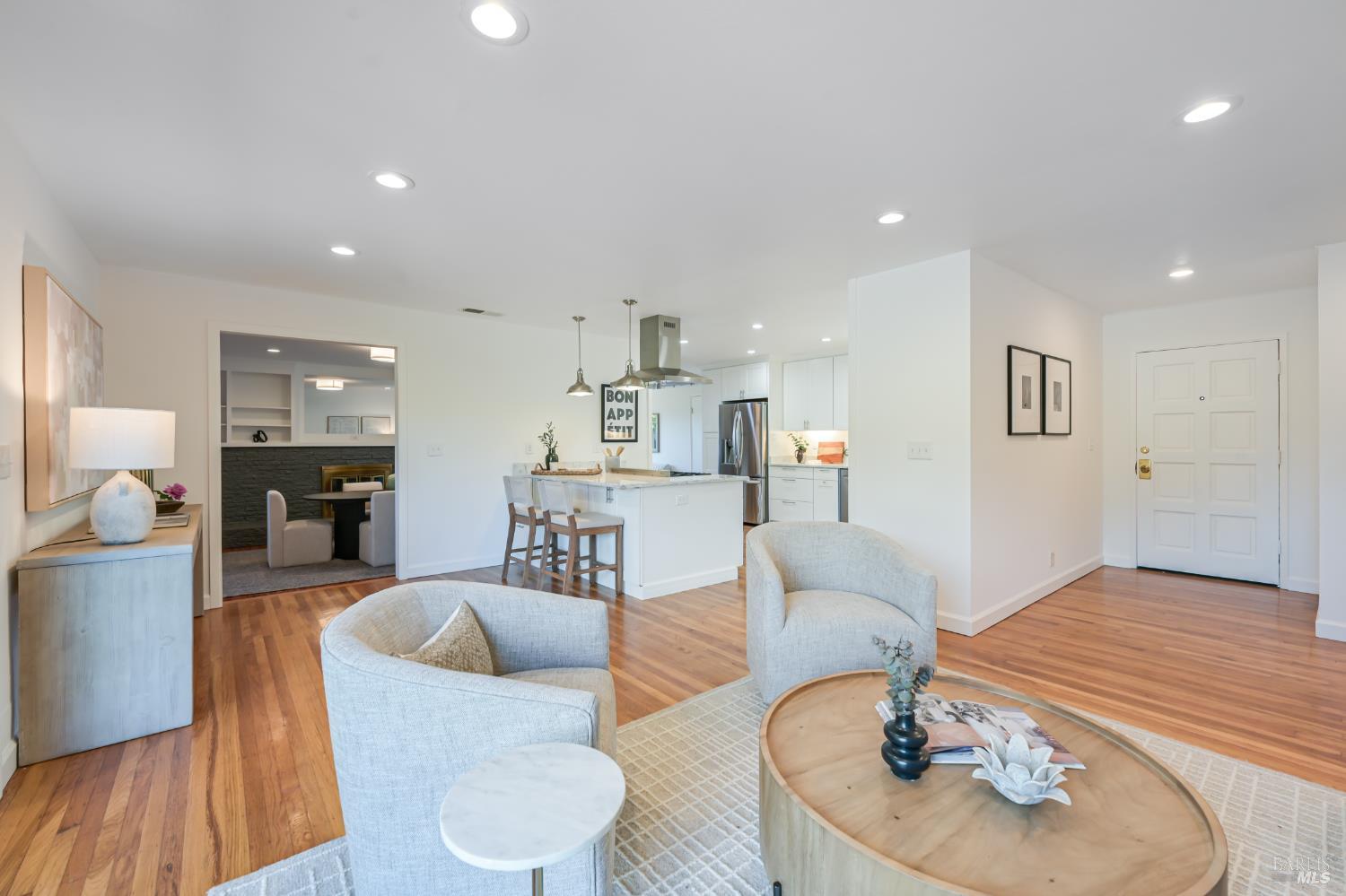 Detail Gallery Image 8 of 44 For 16 Wallace Way, San Rafael,  CA 94903 - 4 Beds | 3 Baths