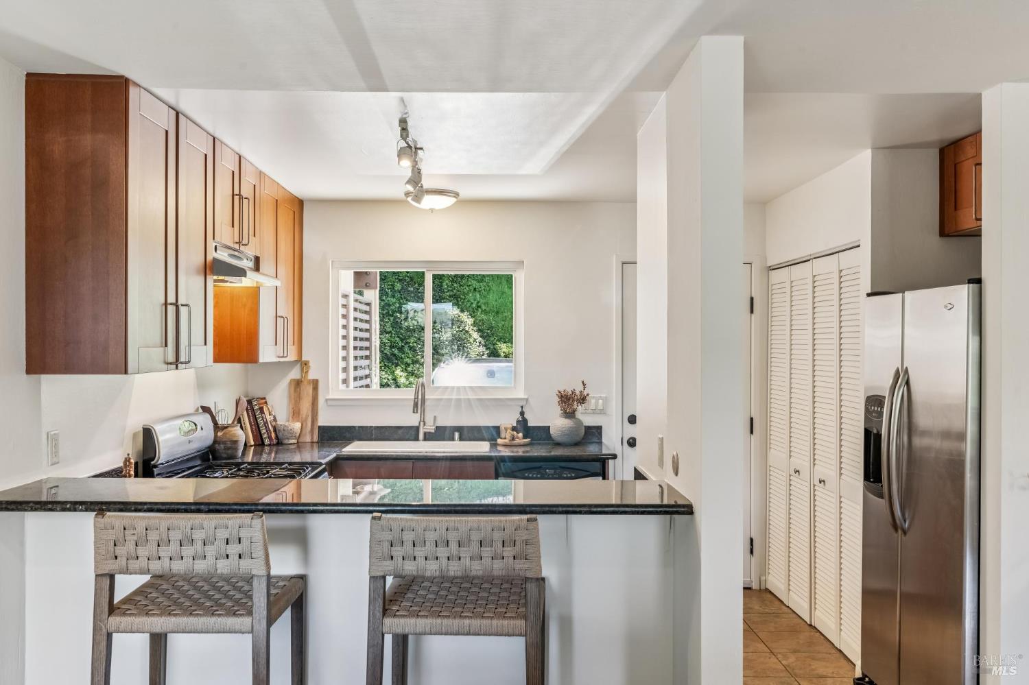 Detail Gallery Image 6 of 33 For 135 Lincoln Dr, Sausalito,  CA 94965 - 3 Beds | 2/1 Baths