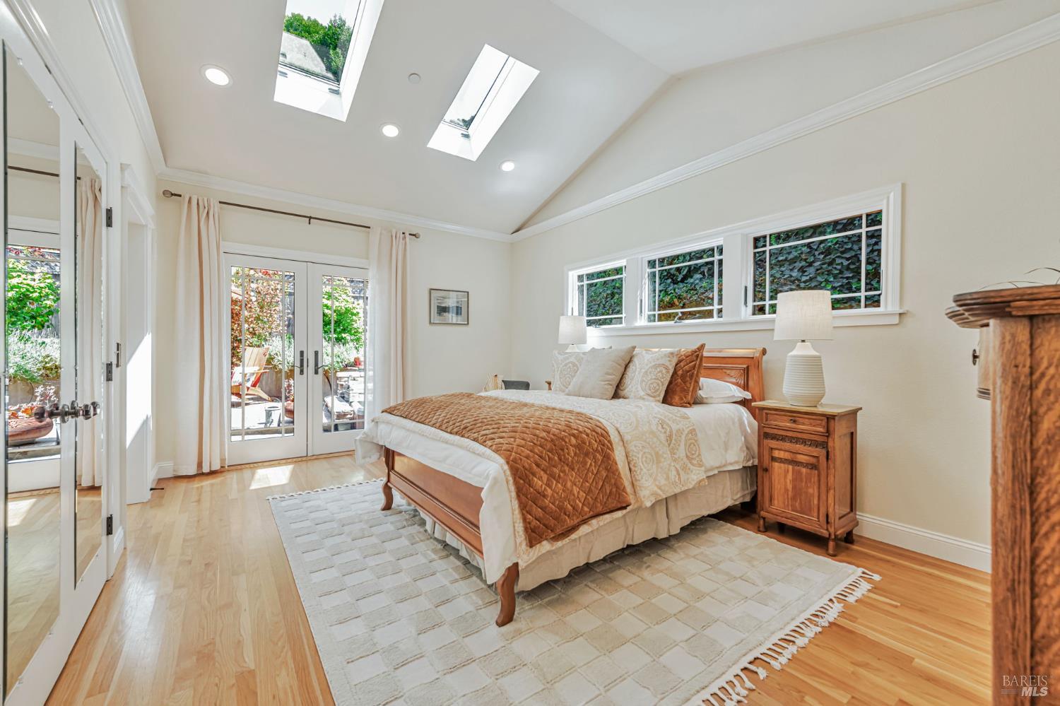 Detail Gallery Image 13 of 34 For 405 Oakdale Ave, Corte Madera,  CA 94925 - 5 Beds | 4/1 Baths