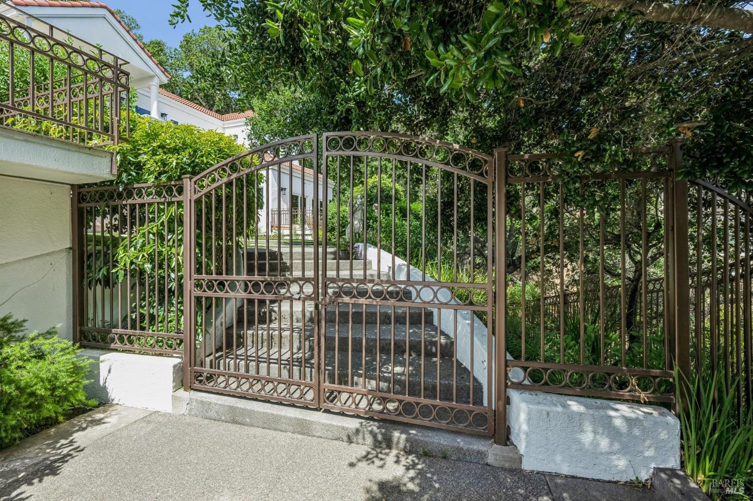 Detail Gallery Image 50 of 56 For 5 Heatherstone Ln, San Rafael,  CA 94903 - 4 Beds | 3 Baths
