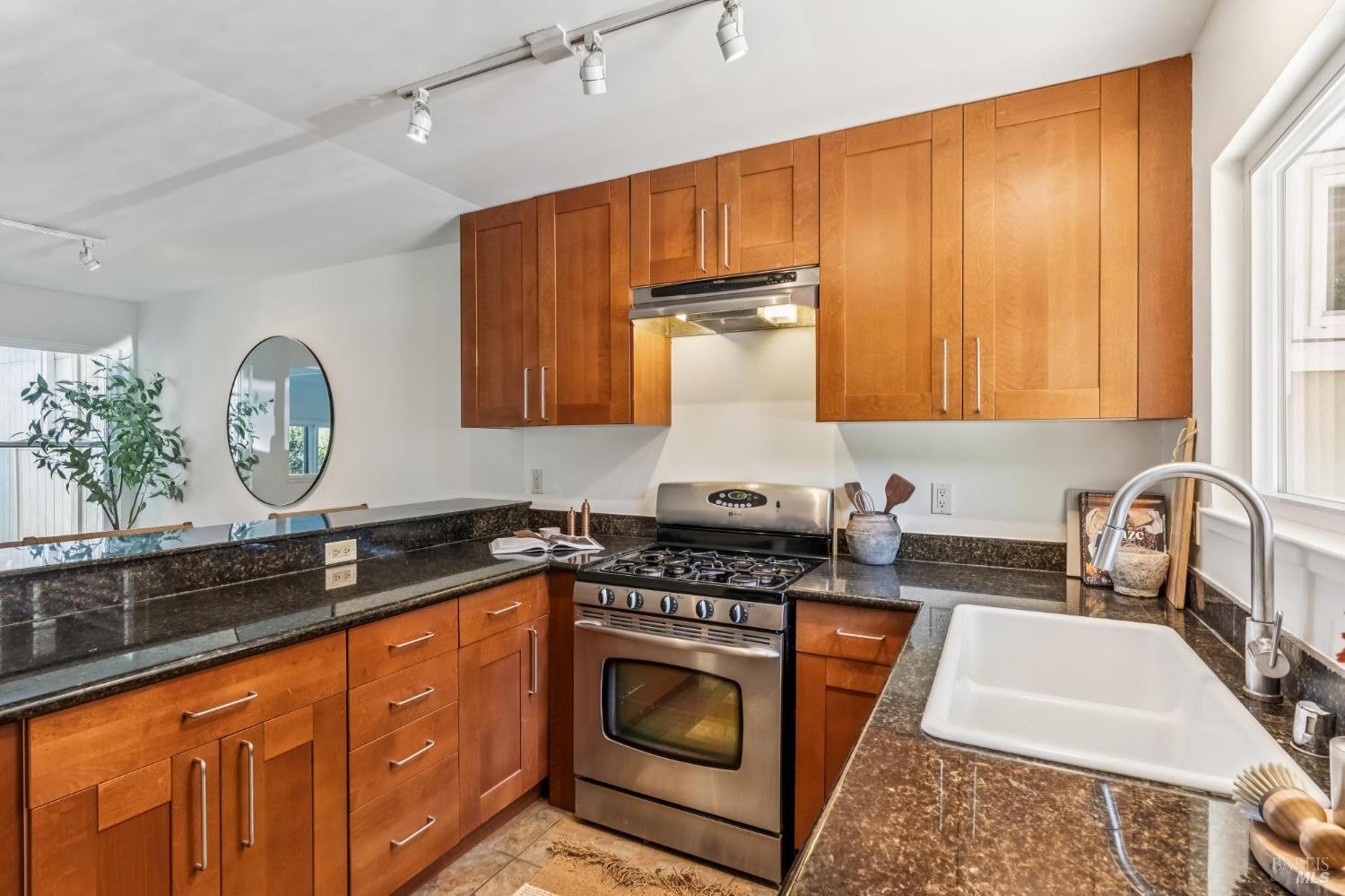 Detail Gallery Image 8 of 33 For 135 Lincoln Dr, Sausalito,  CA 94965 - 3 Beds | 2/1 Baths