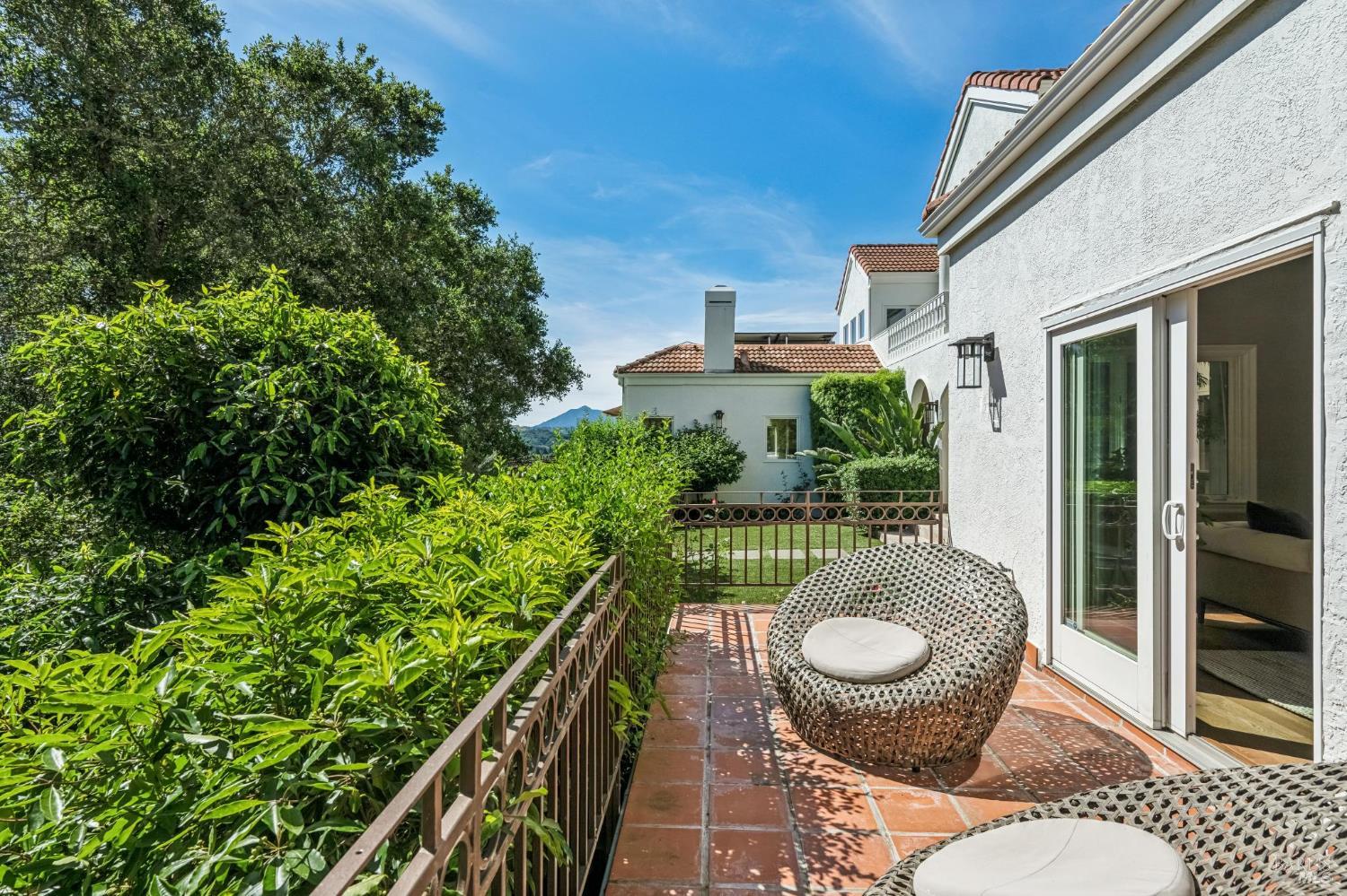 Detail Gallery Image 11 of 56 For 5 Heatherstone Ln, San Rafael,  CA 94903 - 4 Beds | 3 Baths