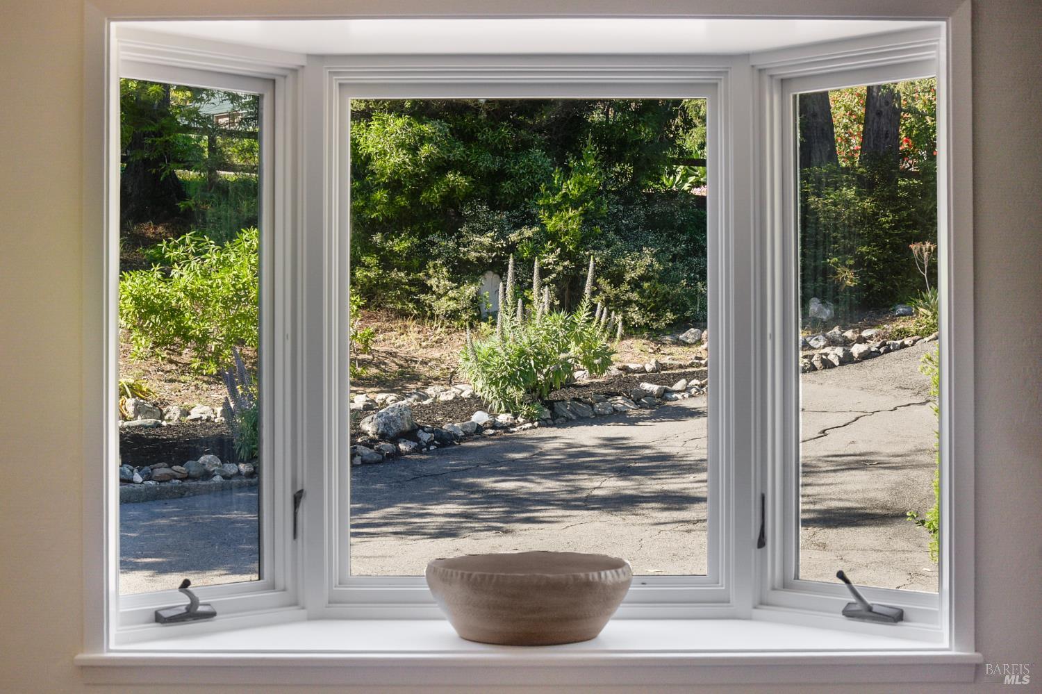 Detail Gallery Image 10 of 47 For 195 Edgewood Ave, Mill Valley,  CA 94941 - 4 Beds | 3 Baths