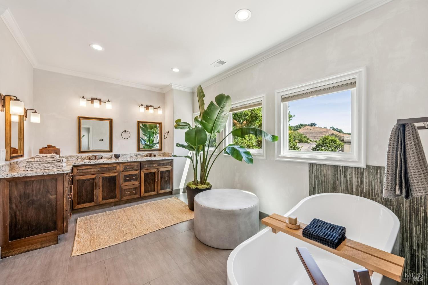 Detail Gallery Image 32 of 56 For 5 Heatherstone Ln, San Rafael,  CA 94903 - 4 Beds | 3 Baths