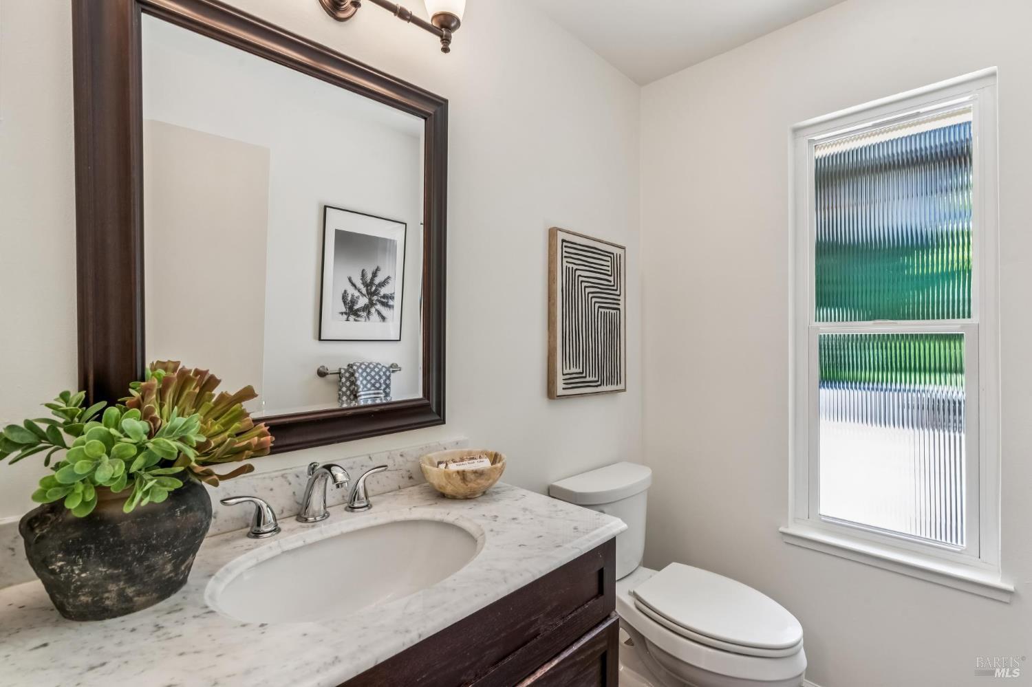 Detail Gallery Image 15 of 33 For 135 Lincoln Dr, Sausalito,  CA 94965 - 3 Beds | 2/1 Baths
