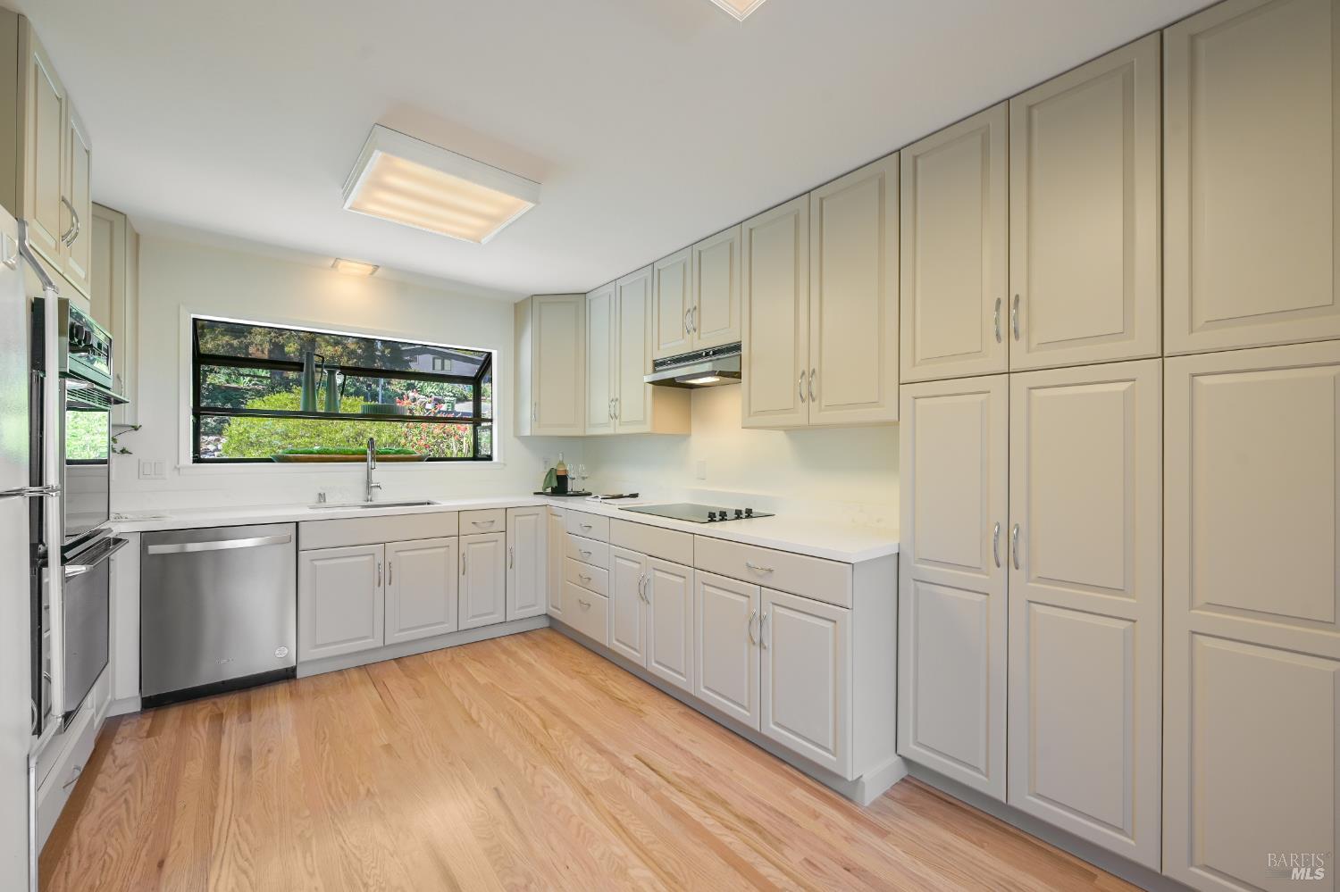 Detail Gallery Image 11 of 47 For 195 Edgewood Ave, Mill Valley,  CA 94941 - 4 Beds | 3 Baths