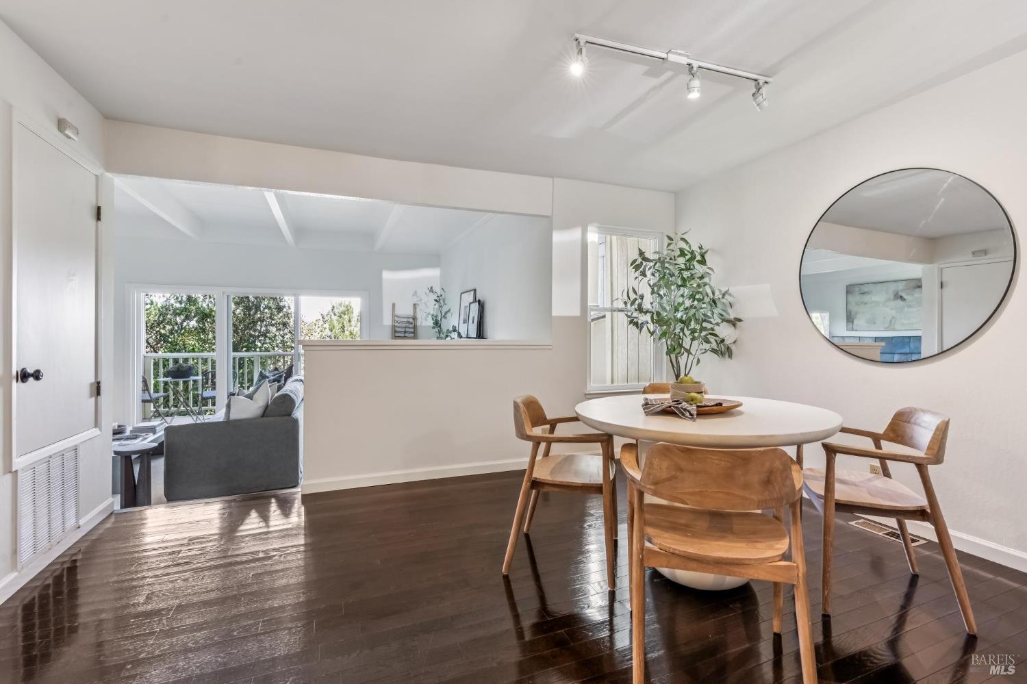 Detail Gallery Image 9 of 33 For 135 Lincoln Dr, Sausalito,  CA 94965 - 3 Beds | 2/1 Baths