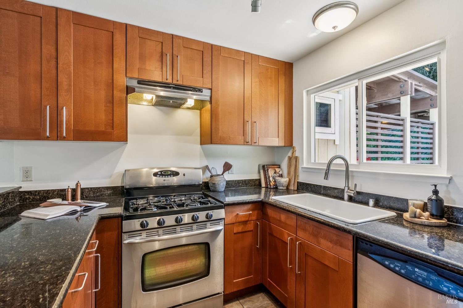 Detail Gallery Image 7 of 33 For 135 Lincoln Dr, Sausalito,  CA 94965 - 3 Beds | 2/1 Baths