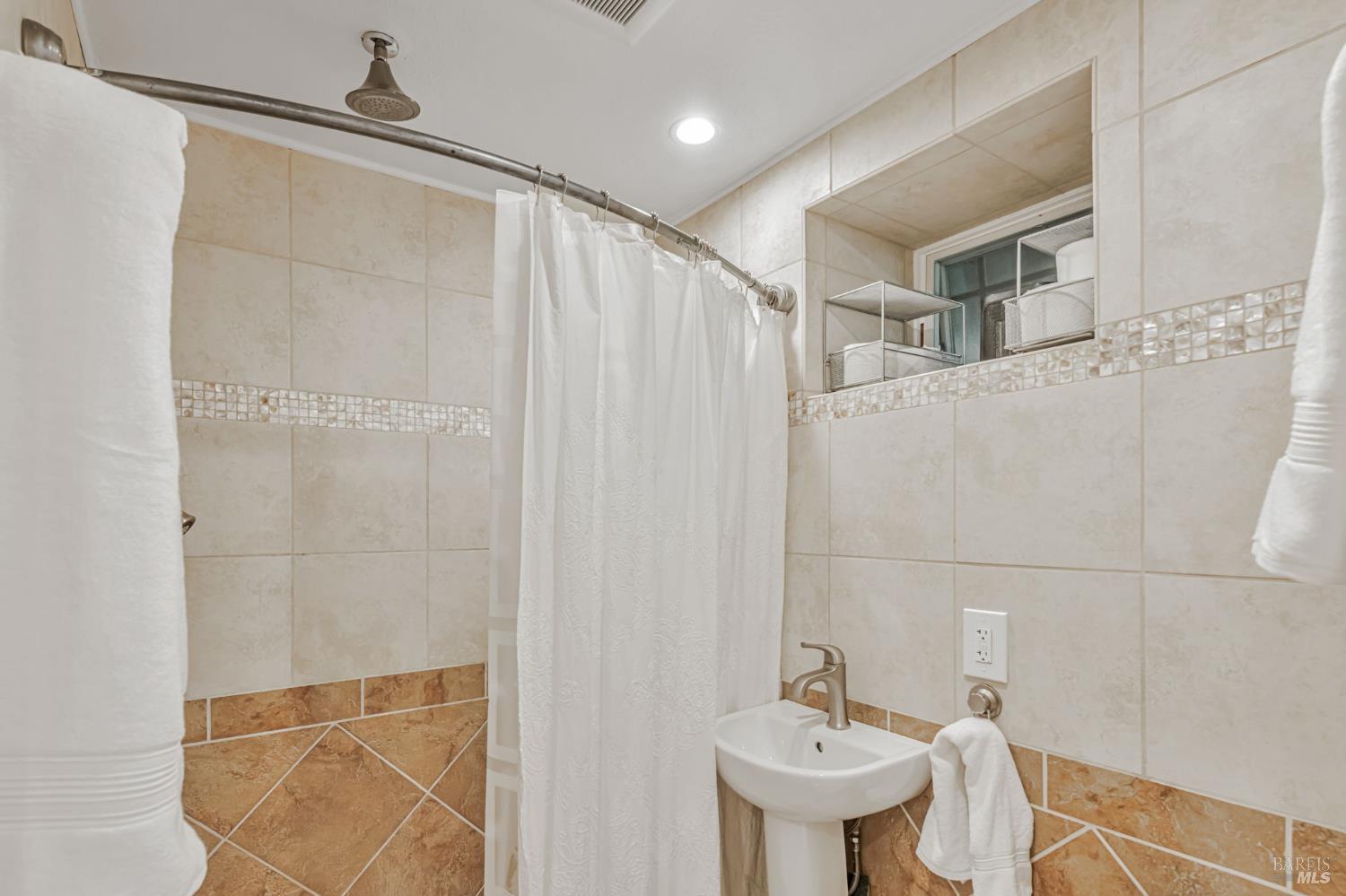 Detail Gallery Image 26 of 34 For 405 Oakdale Ave, Corte Madera,  CA 94925 - 5 Beds | 4/1 Baths