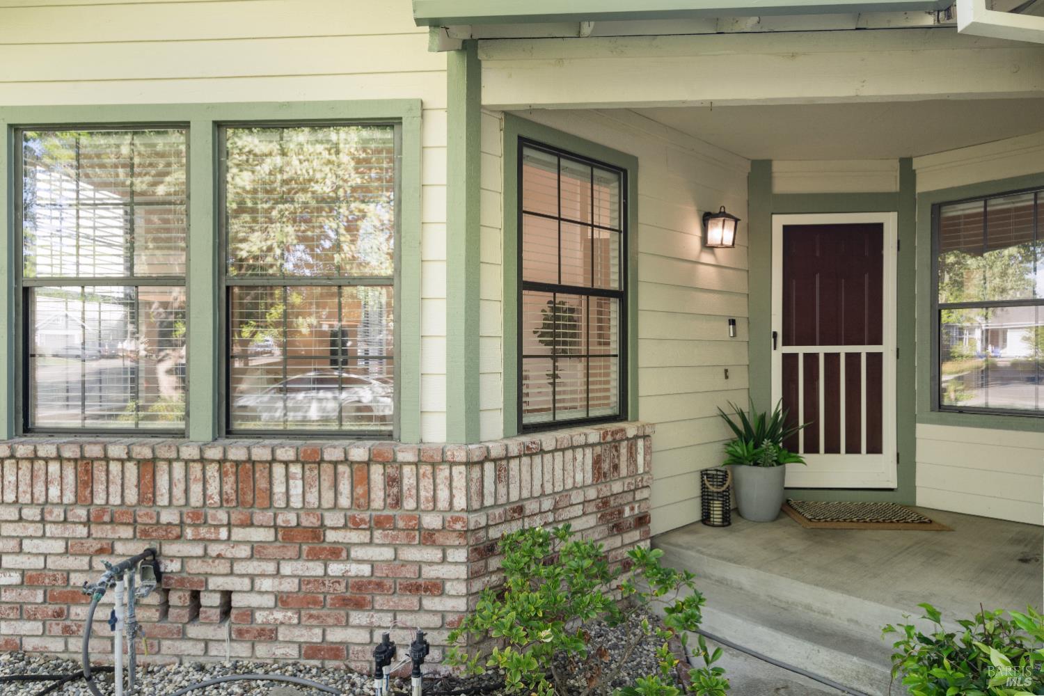 8 Starling Drive photo 2