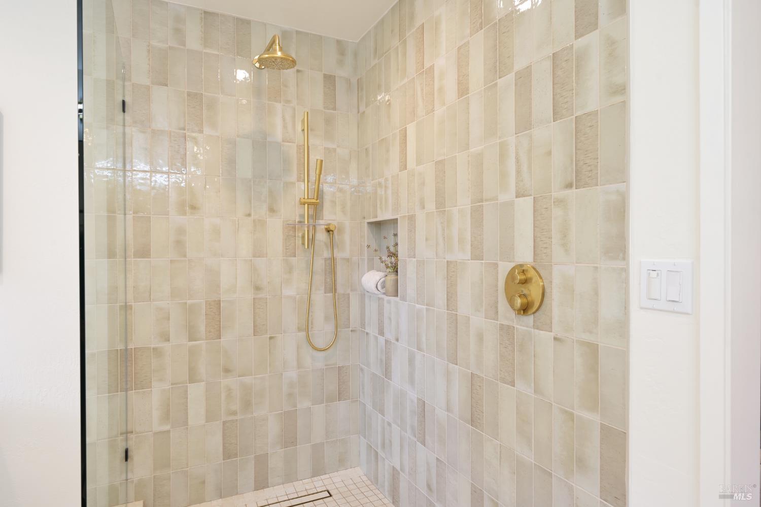 Detail Gallery Image 18 of 47 For 195 Edgewood Ave, Mill Valley,  CA 94941 - 4 Beds | 3 Baths