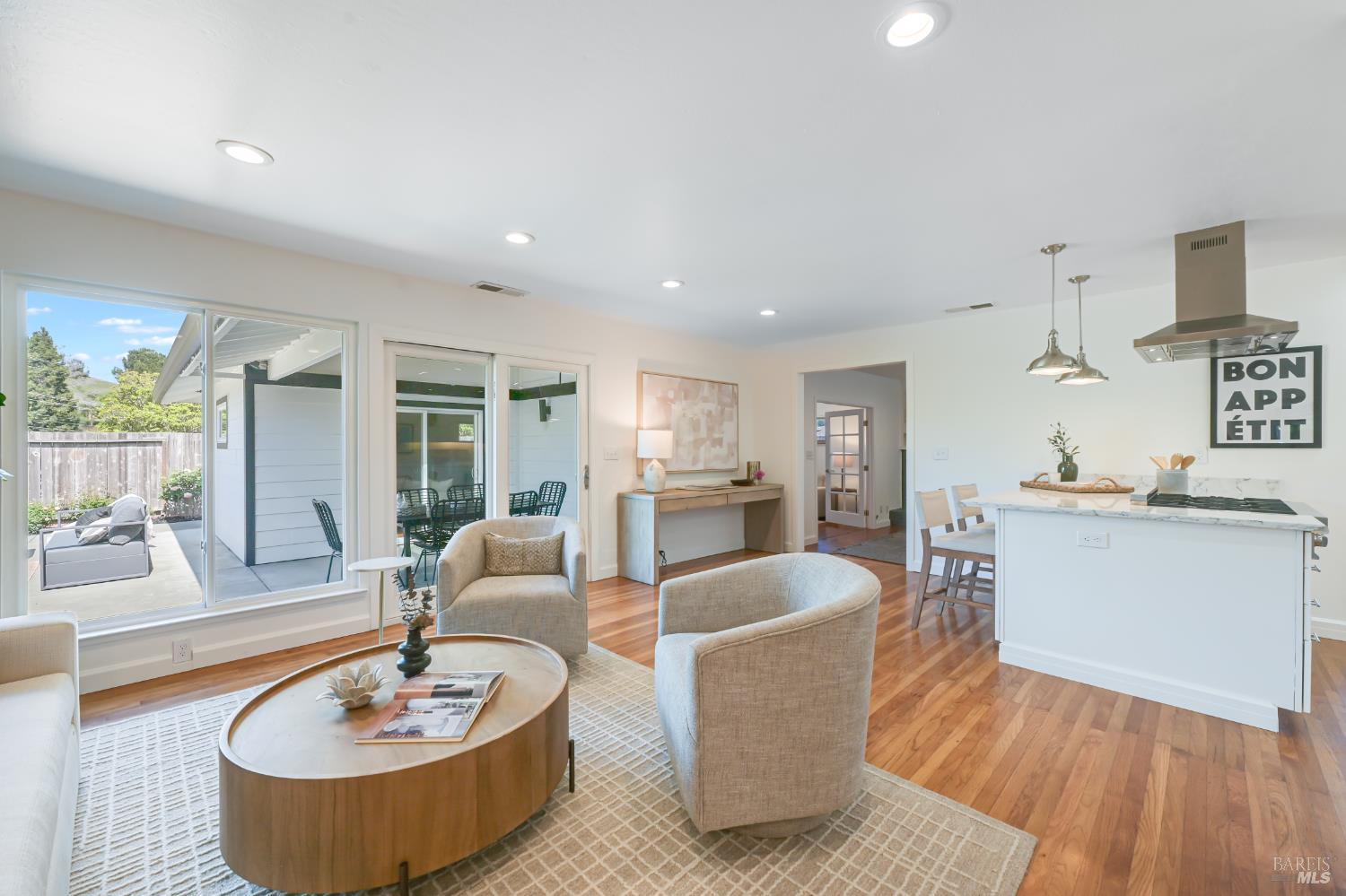 16 Wallace Way photo 2