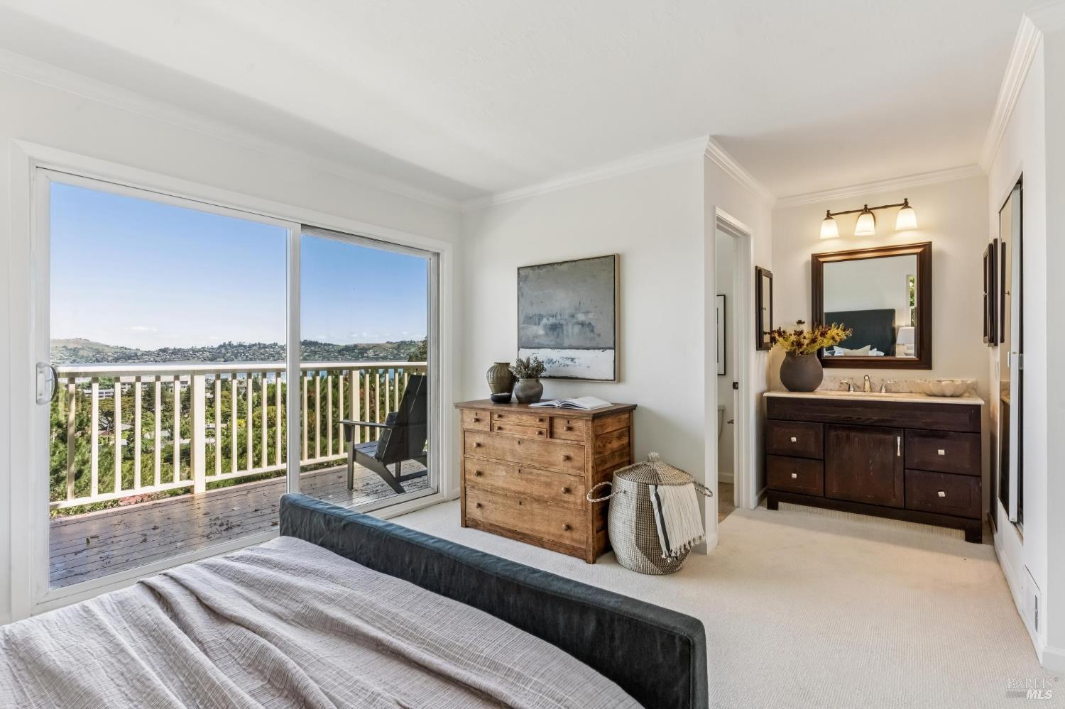 Detail Gallery Image 21 of 33 For 135 Lincoln Dr, Sausalito,  CA 94965 - 3 Beds | 2/1 Baths