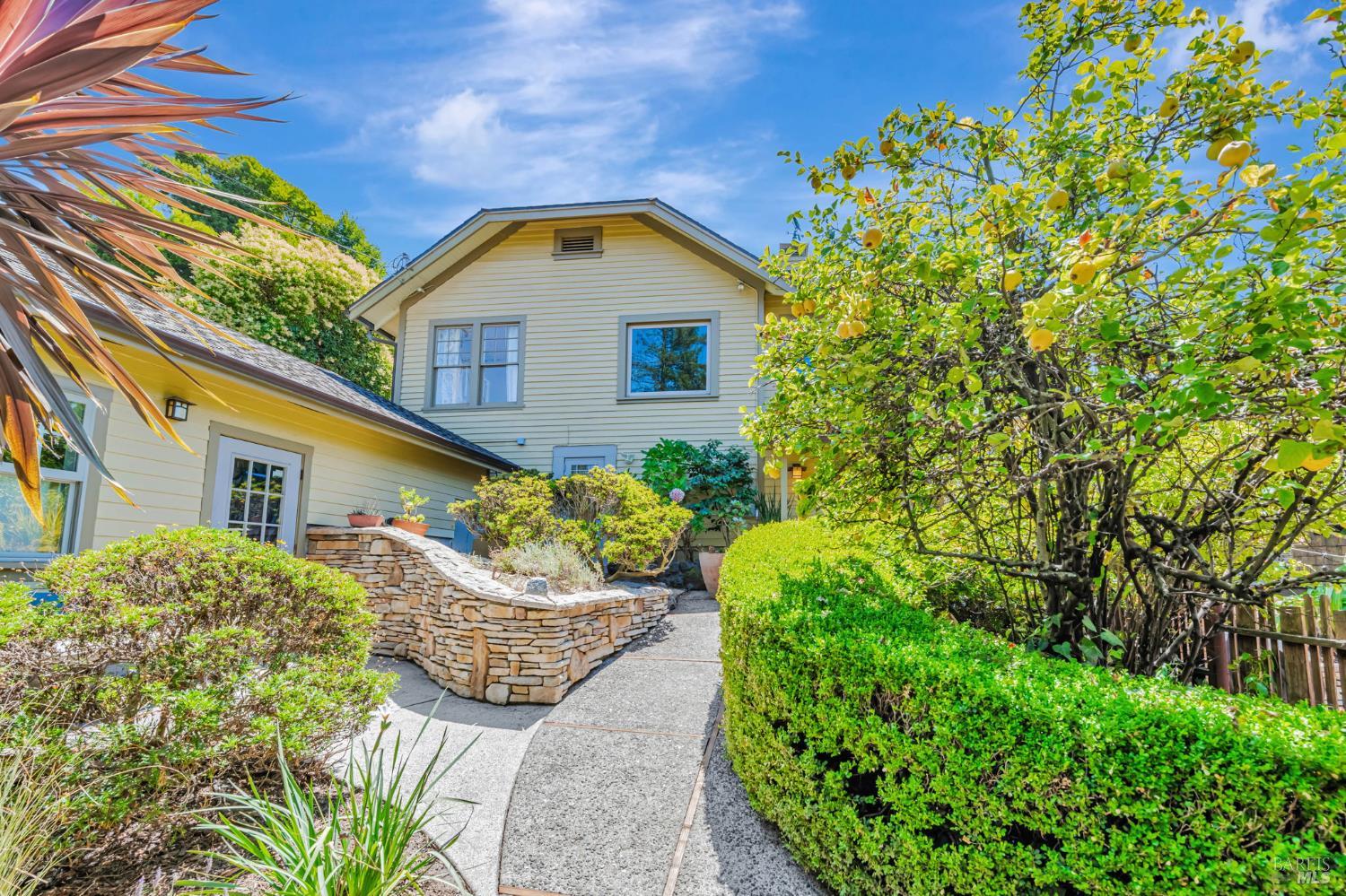 Detail Gallery Image 2 of 34 For 405 Oakdale Ave, Corte Madera,  CA 94925 - 5 Beds | 4/1 Baths