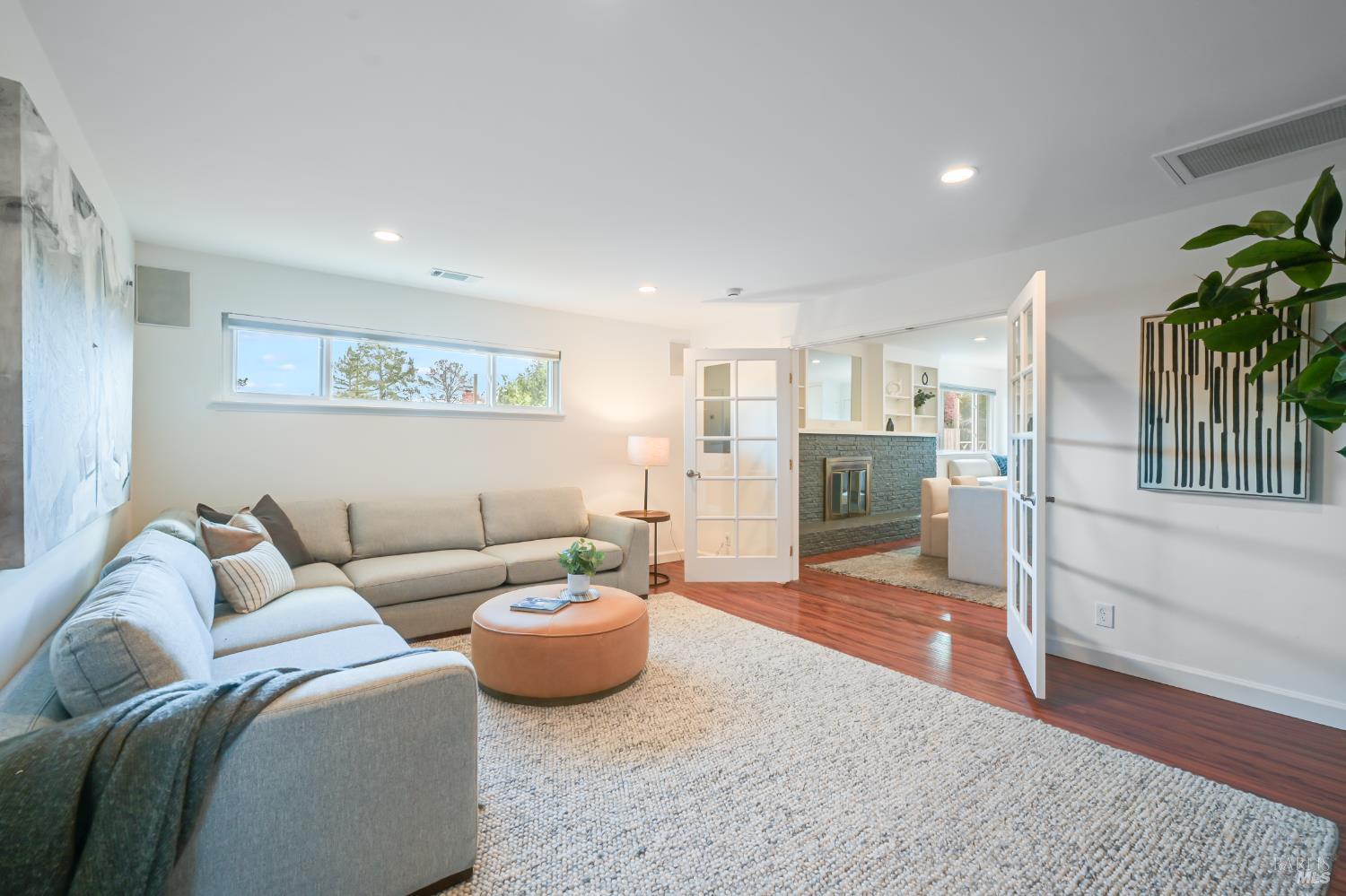 Detail Gallery Image 15 of 44 For 16 Wallace Way, San Rafael,  CA 94903 - 4 Beds | 3 Baths