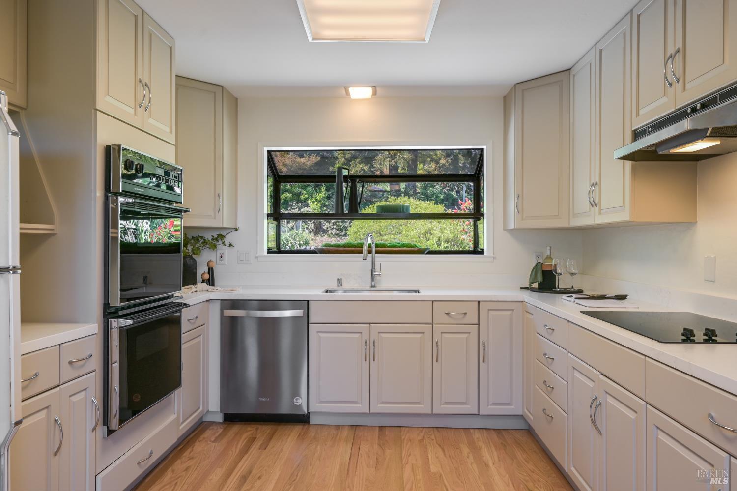 Detail Gallery Image 12 of 47 For 195 Edgewood Ave, Mill Valley,  CA 94941 - 4 Beds | 3 Baths