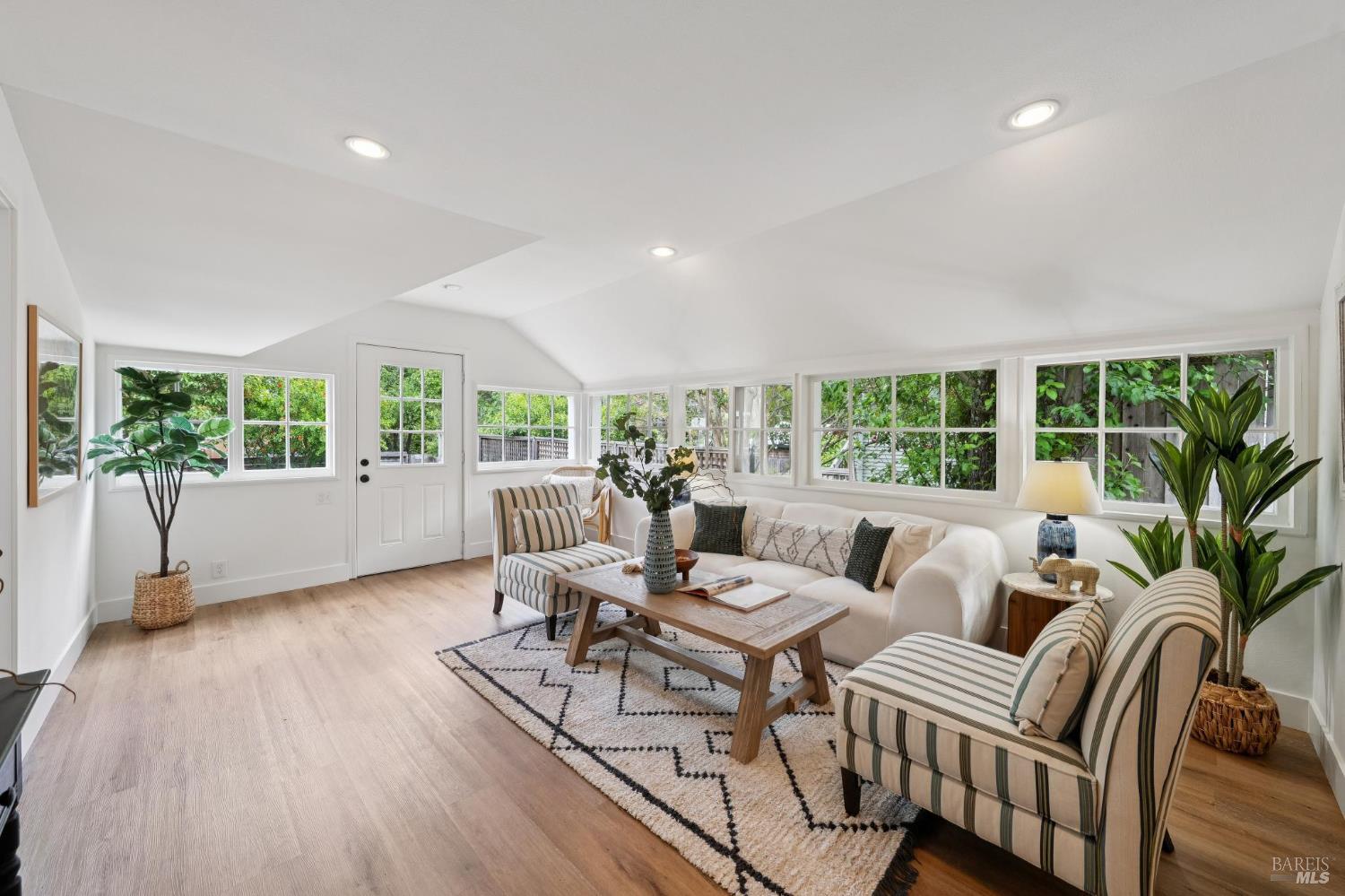 Detail Gallery Image 11 of 36 For 77 Willow Ave, Fairfax,  CA 94930 - 2 Beds | 1 Baths