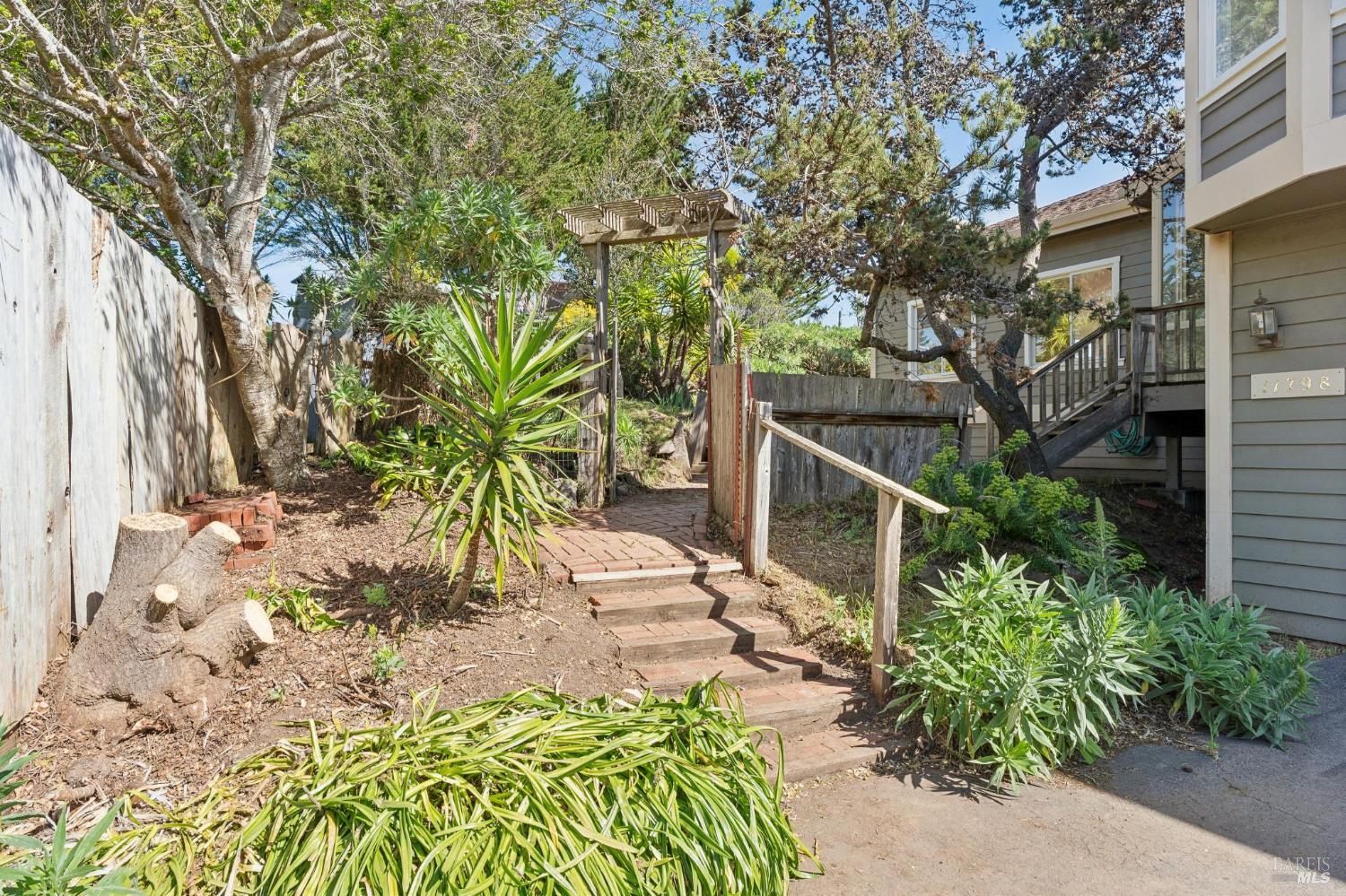 Detail Gallery Image 4 of 64 For 11798 Highway 1 Unkn, Point Reyes Station,  CA 94956 - 3 Beds | 3/1 Baths