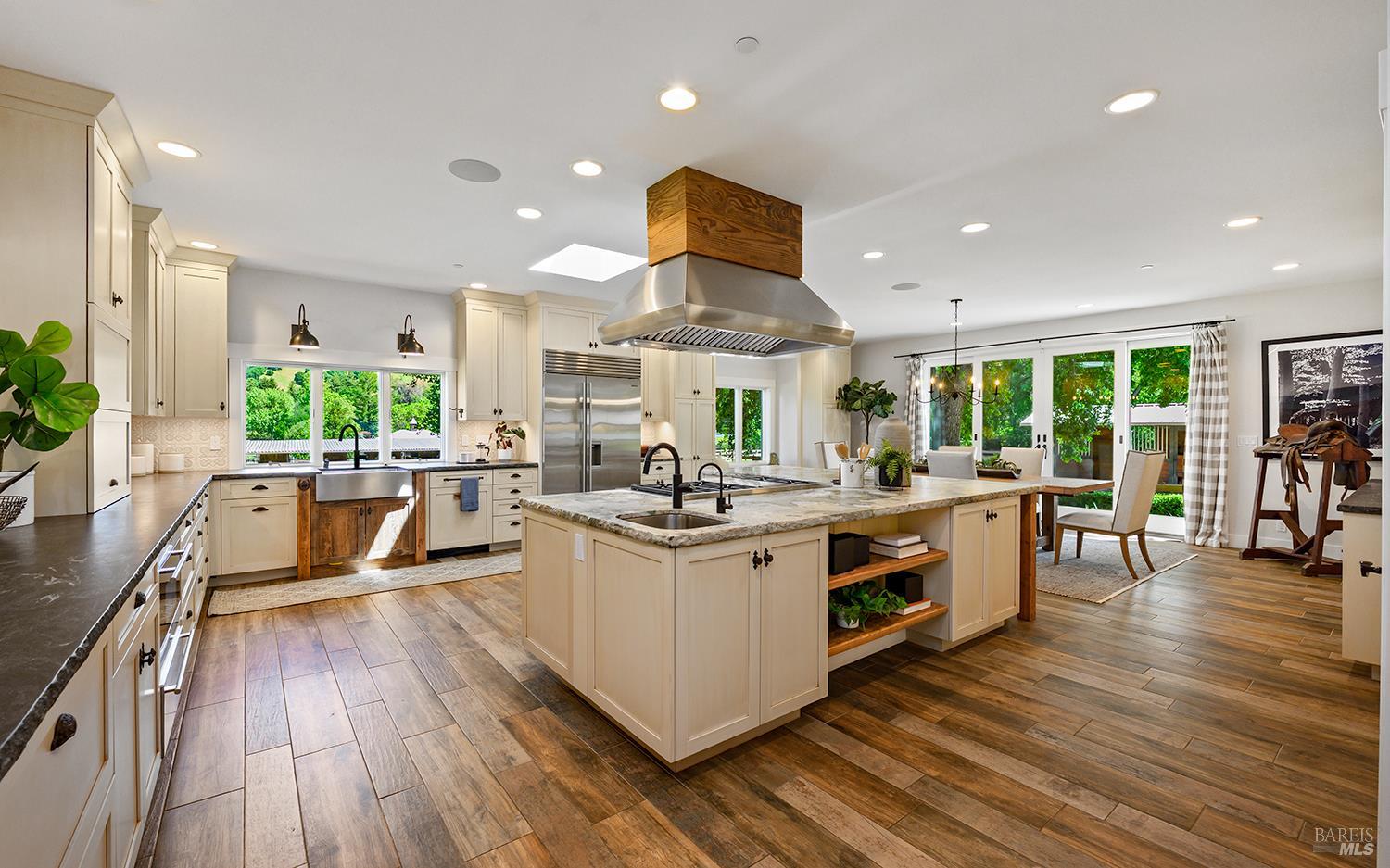 Detail Gallery Image 15 of 80 For 15 Wildwood Ln, Novato,  CA 94947 - 5 Beds | 4/1 Baths