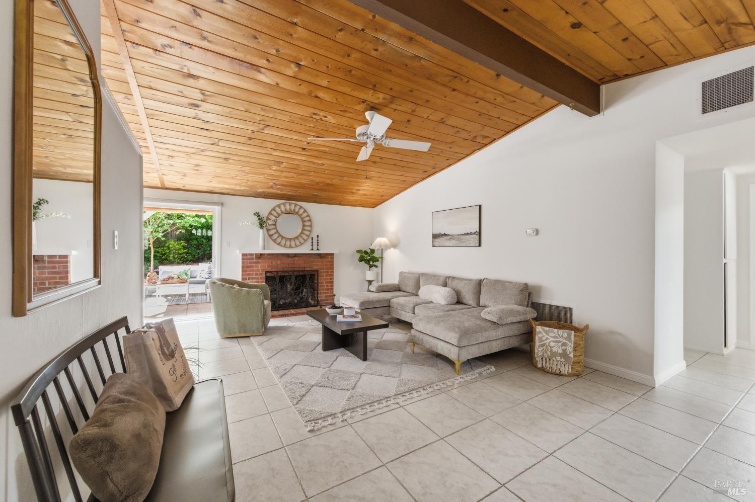 982 Glenwood Drive photo 2