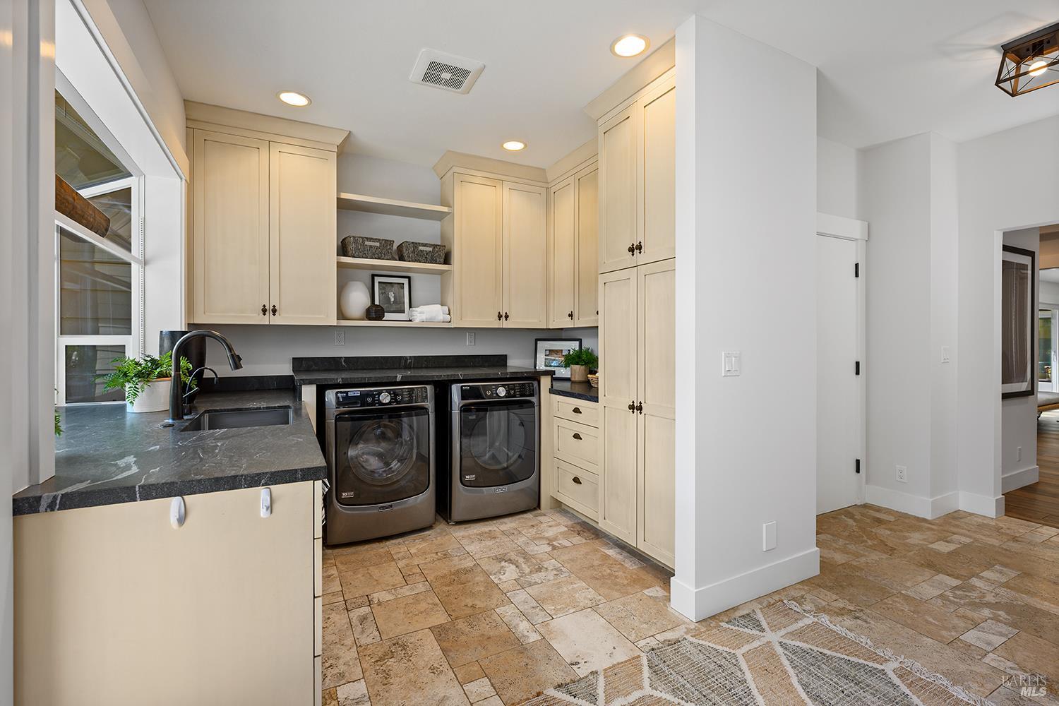 Detail Gallery Image 27 of 80 For 15 Wildwood Ln, Novato,  CA 94947 - 5 Beds | 4/1 Baths