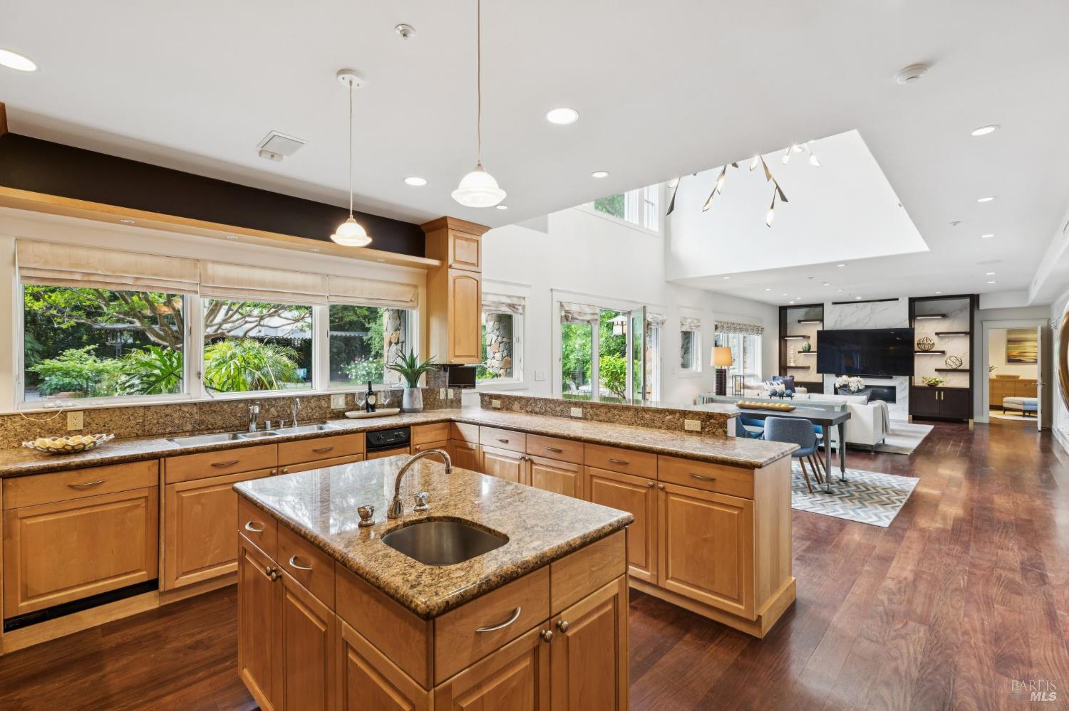 Detail Gallery Image 13 of 56 For 230 Summit Ave, San Rafael,  CA 94901 - 5 Beds | 4/1 Baths