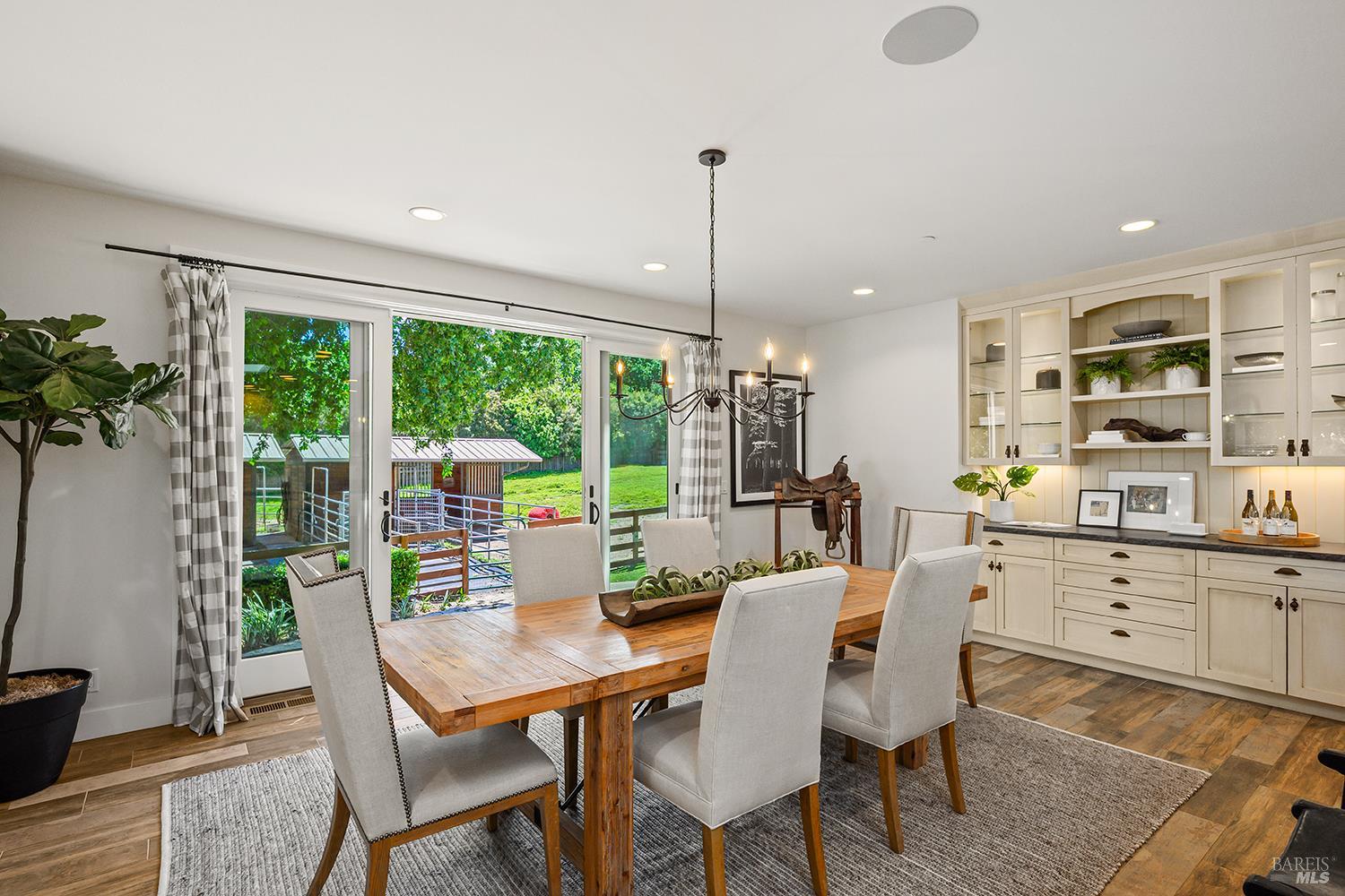 Detail Gallery Image 19 of 80 For 15 Wildwood Ln, Novato,  CA 94947 - 5 Beds | 4/1 Baths