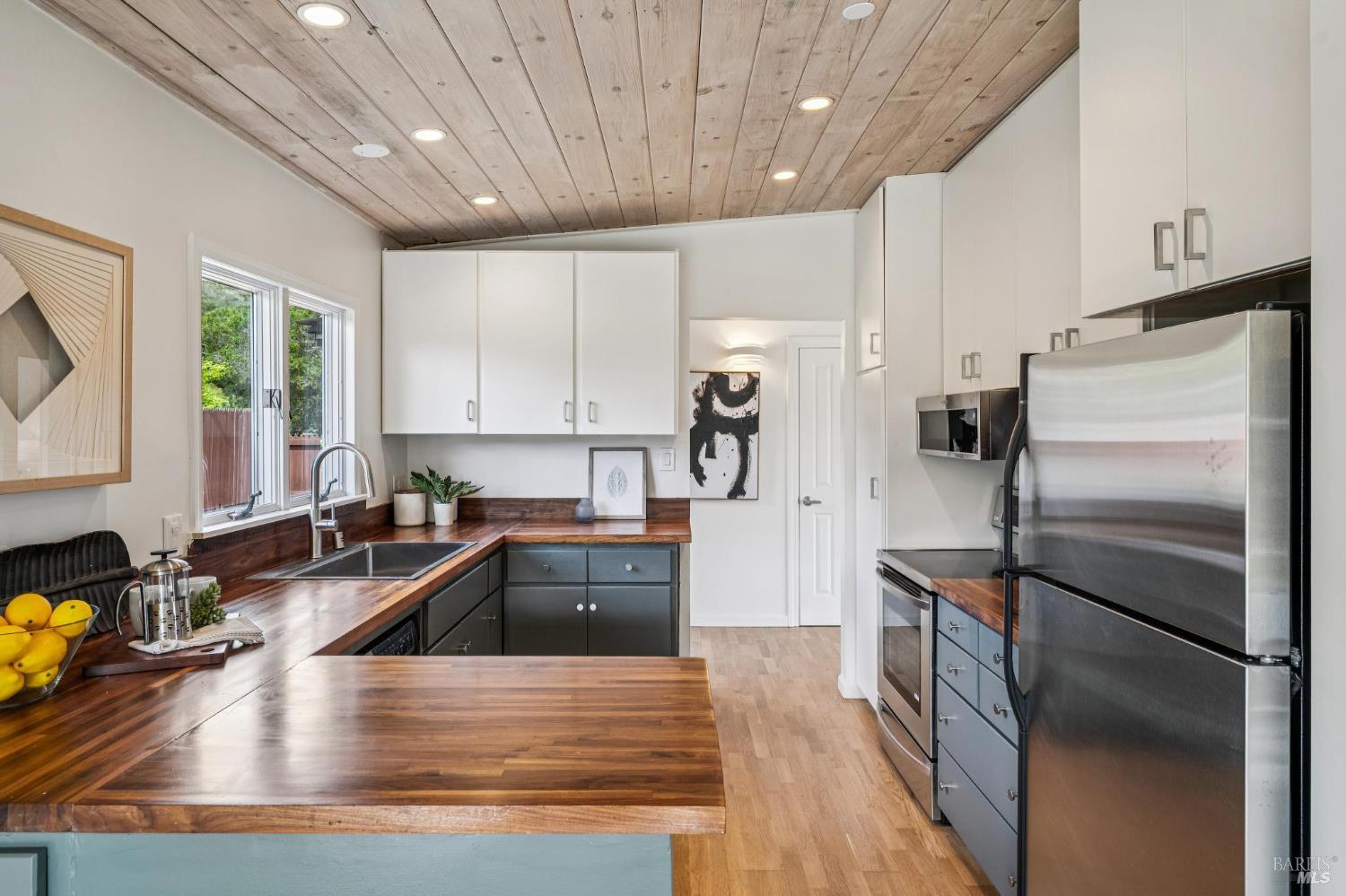 Detail Gallery Image 14 of 47 For 23 Arcangel Ct, Fairfax,  CA 94930 - 3 Beds | 3 Baths