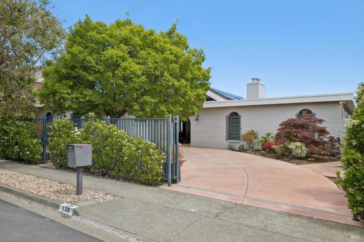 Detail Gallery Image 4 of 90 For 120 Fernwood Dr, San Rafael,  CA 94901 - 4 Beds | 3 Baths