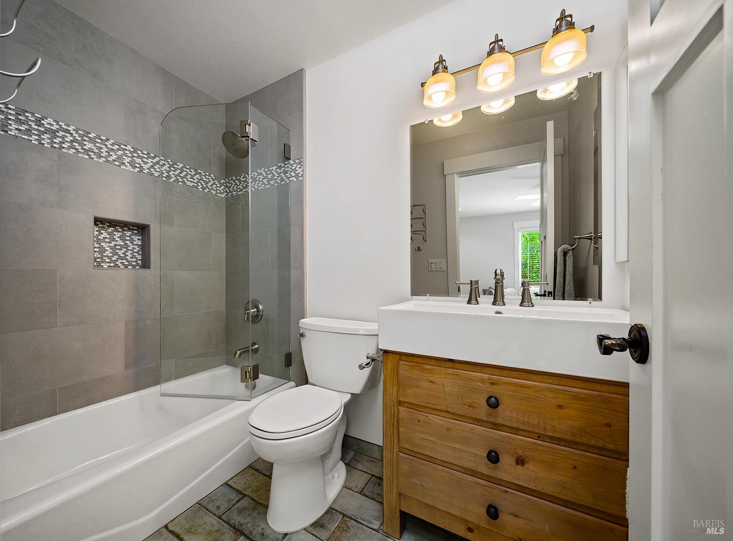 Detail Gallery Image 31 of 80 For 15 Wildwood Ln, Novato,  CA 94947 - 5 Beds | 4/1 Baths