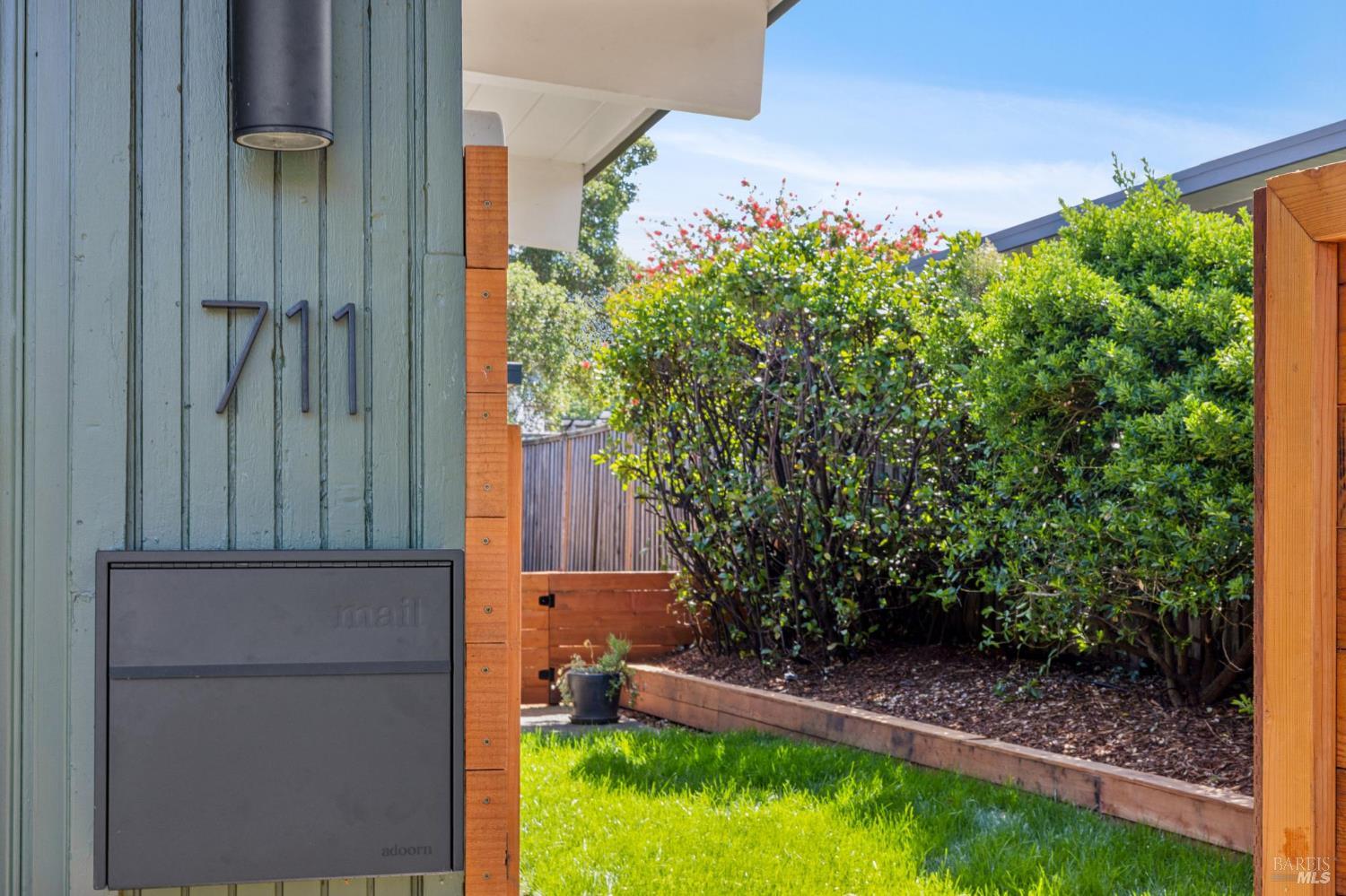 Detail Gallery Image 2 of 57 For 711 Del Ganado Rd, San Rafael,  CA 94903 - 4 Beds | 2 Baths